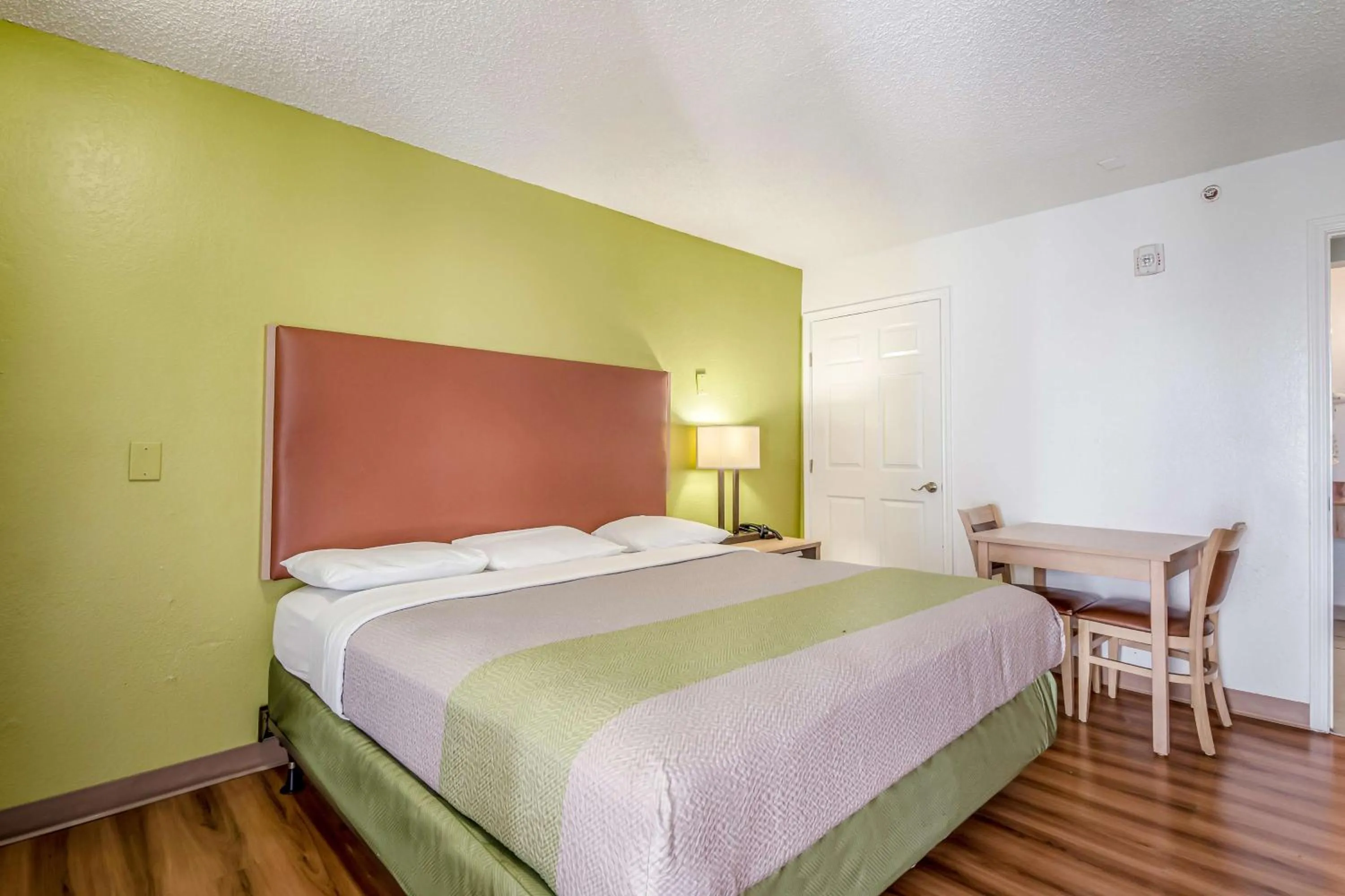 Photo of the whole room, Bed in Motel 6 Corpus Christi, TX - North