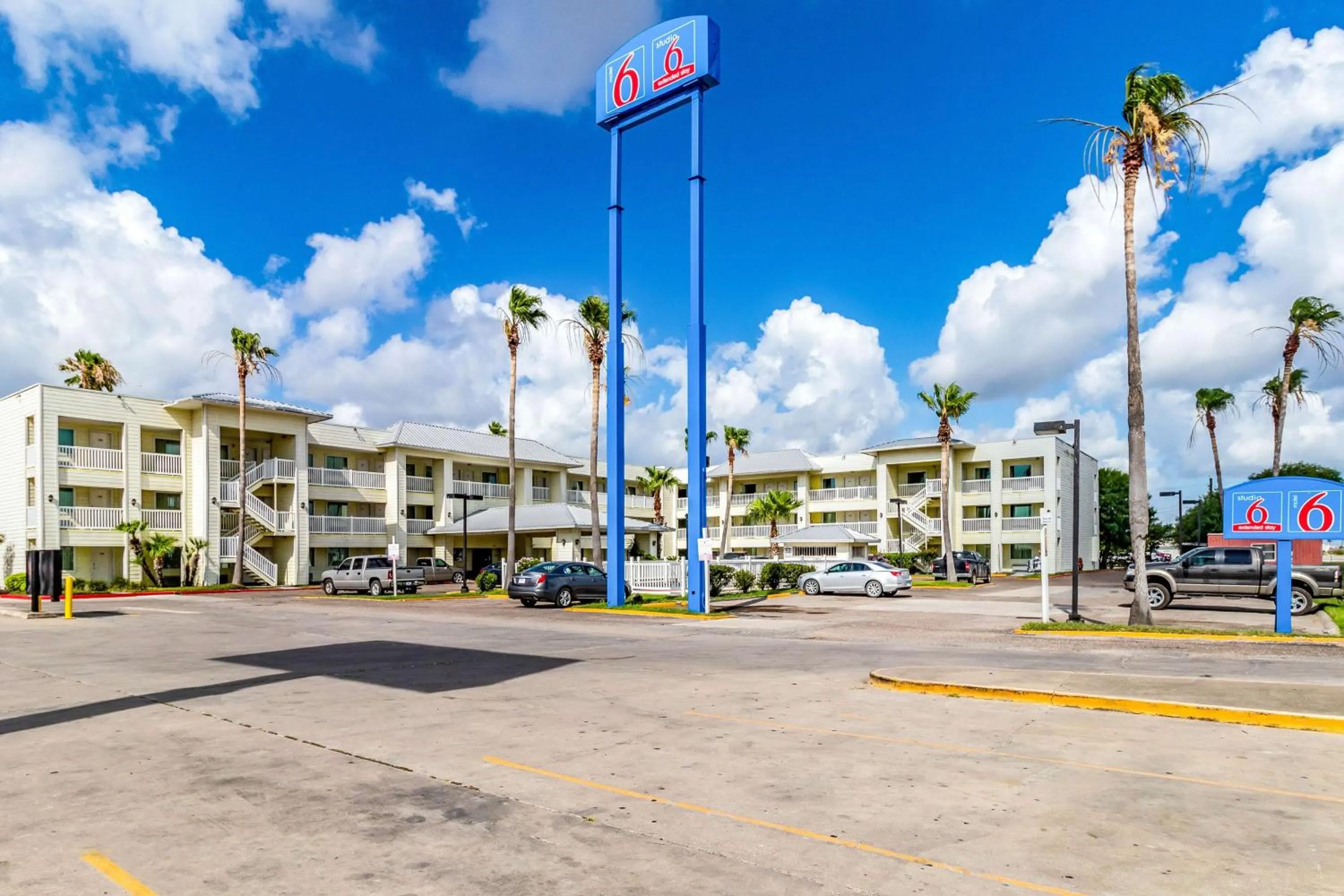 Property building in Motel 6 Corpus Christi, TX - North