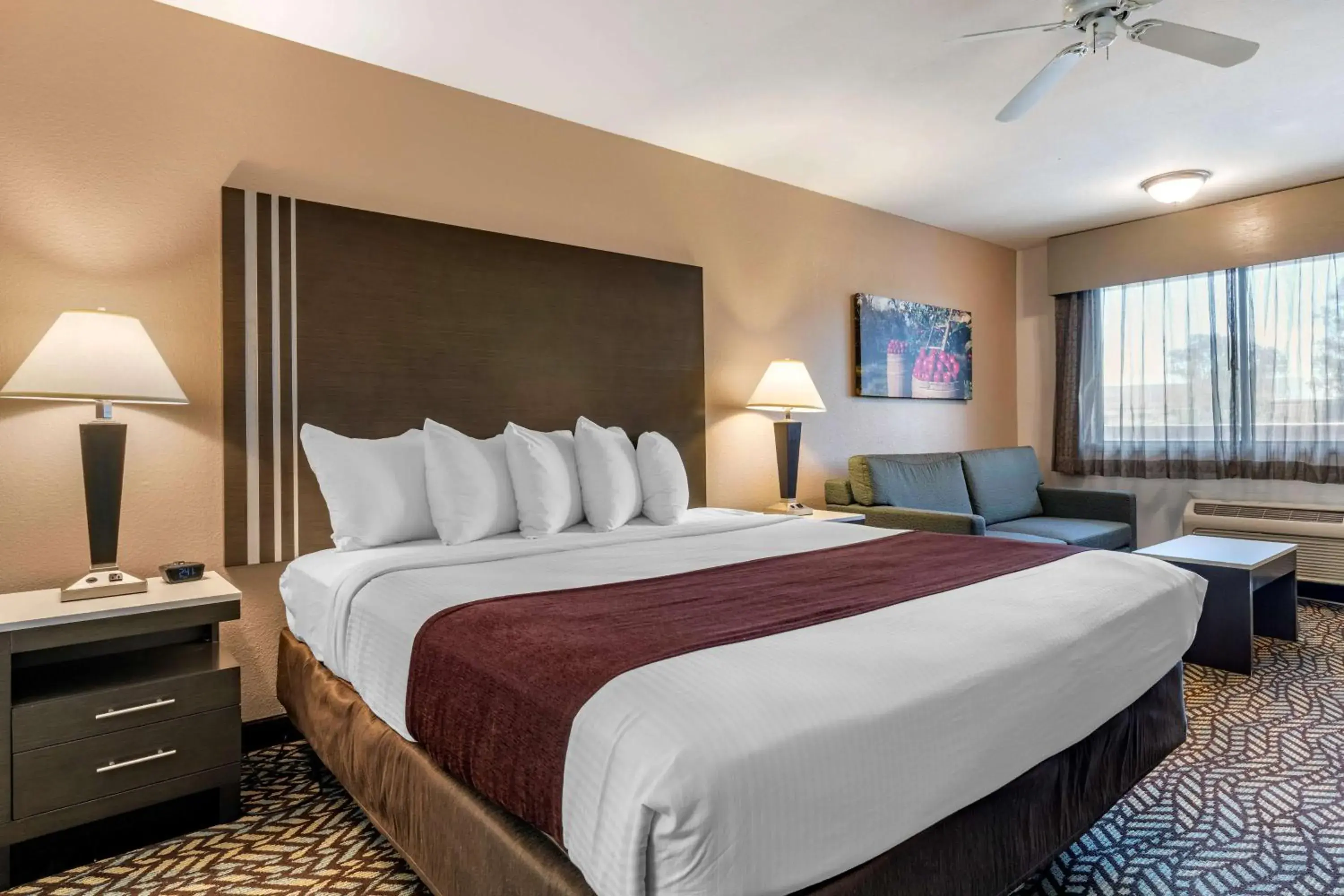 Bed in Best Western Orchard Inn Bed in Best Western Orchard Inn