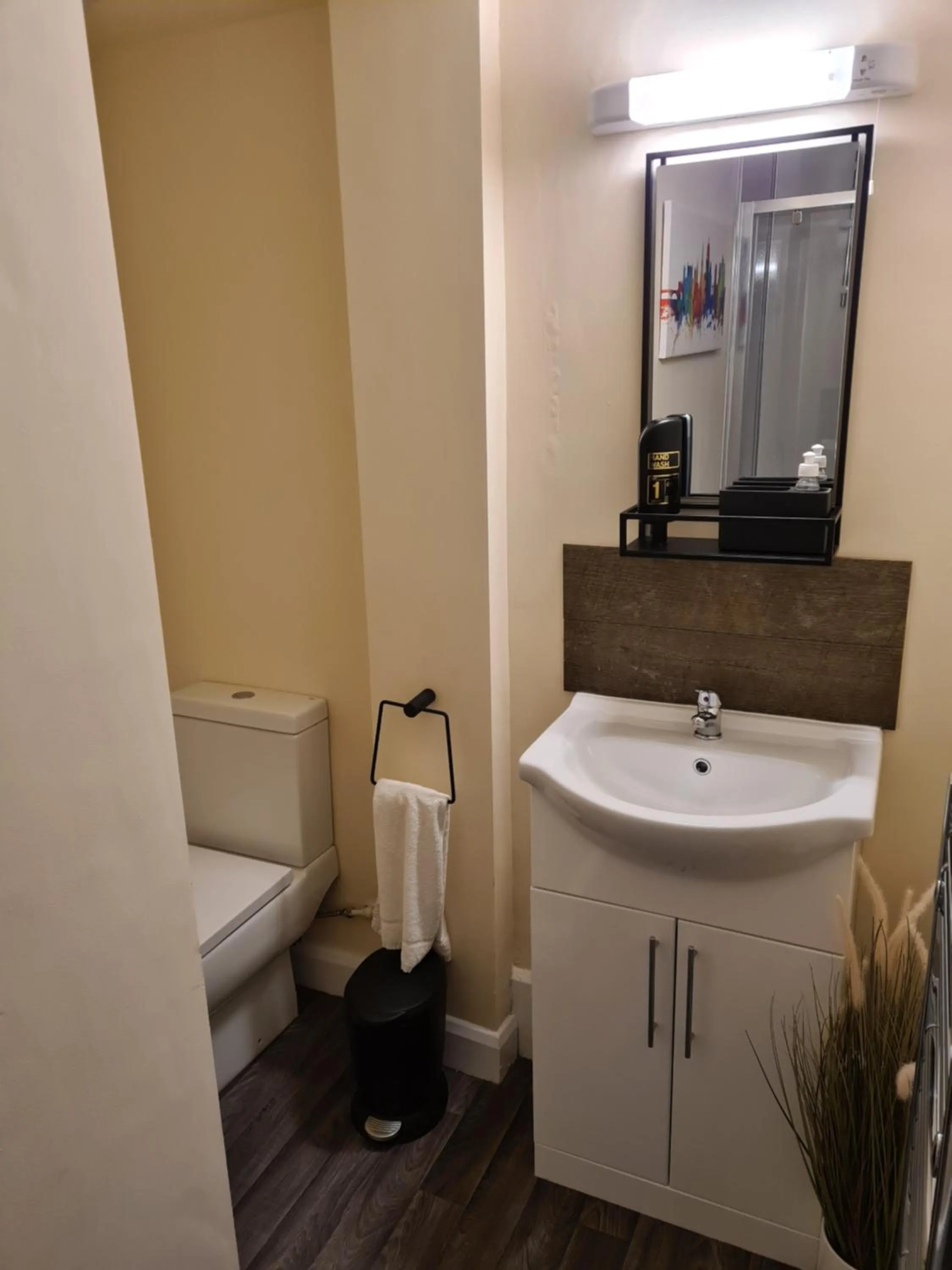 Bathroom in Tudor Lodge Hotel