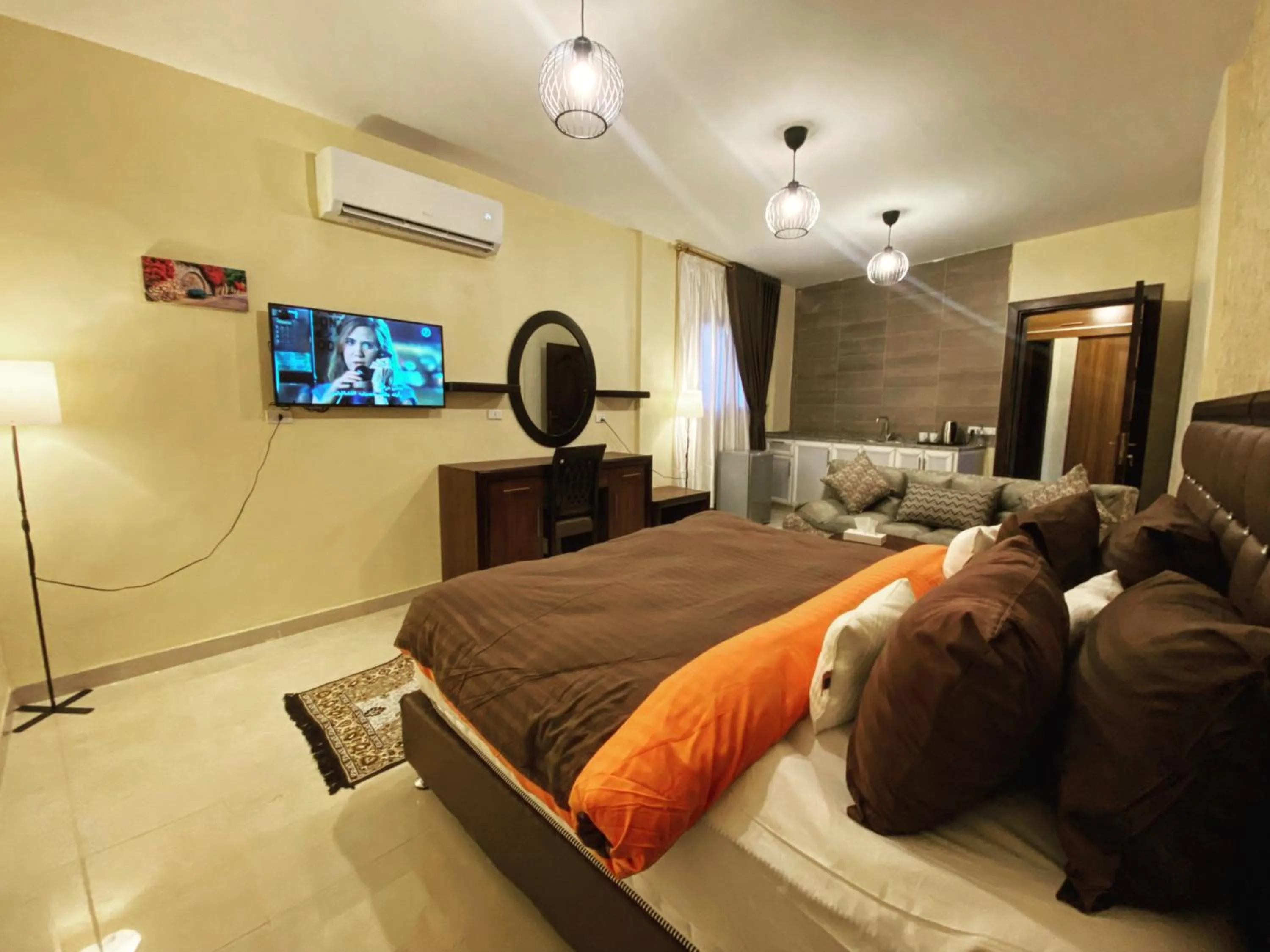 Communal lounge/ TV room, Bed in Anbat Midtown Hotel