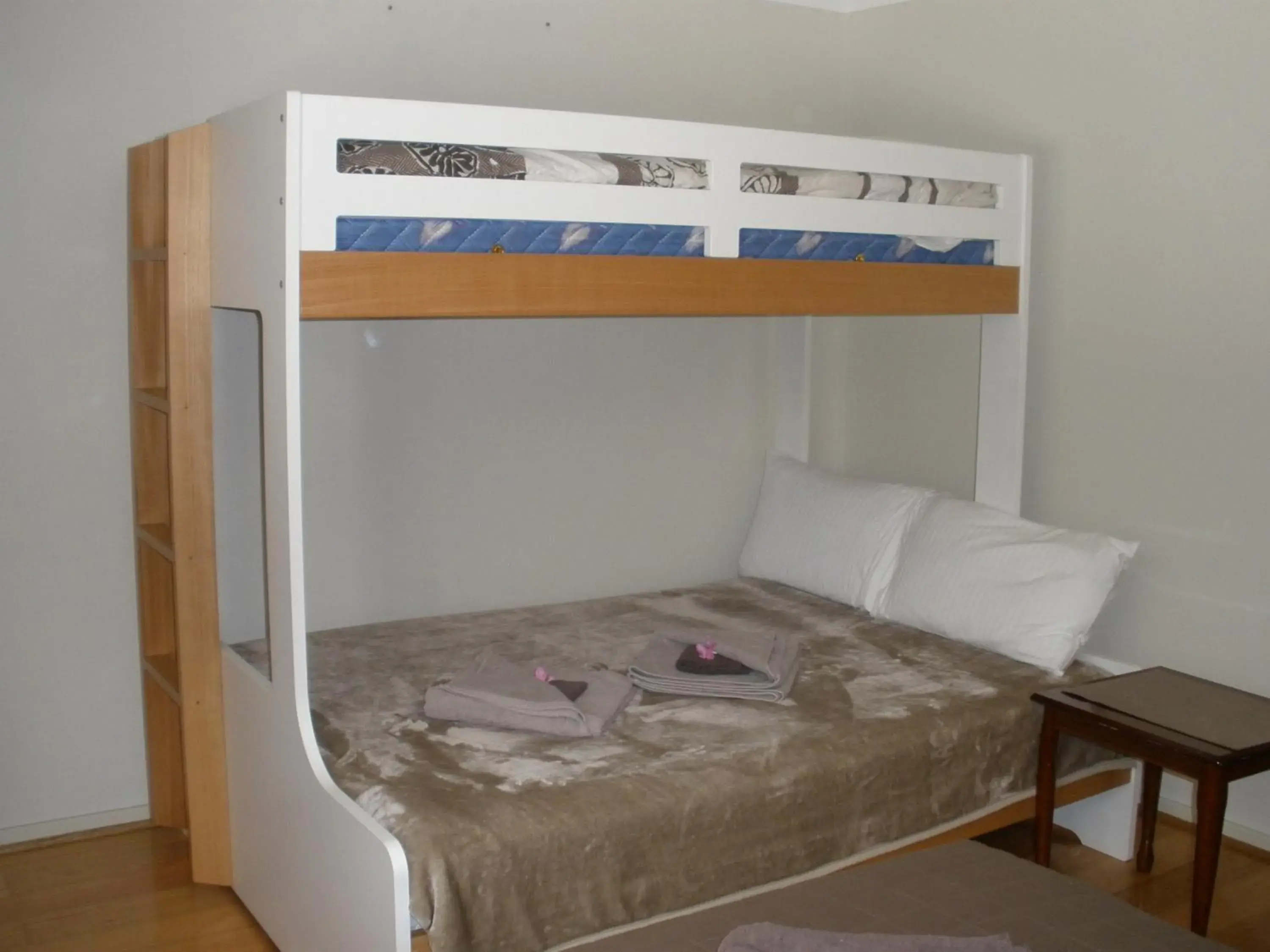 Bed in Palms Oasis Motel Bed in Palms Oasis Motel