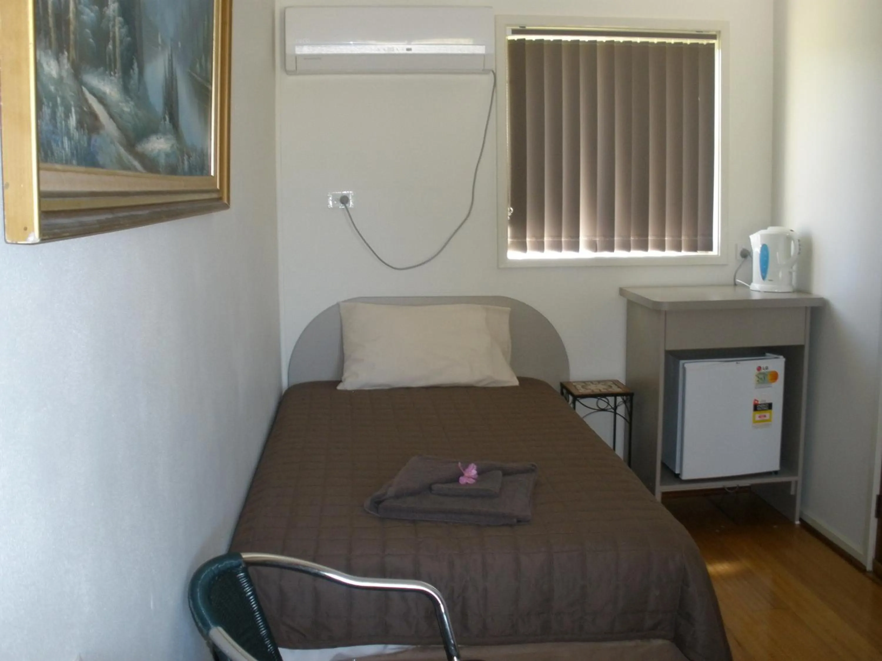 Bed in Palms Oasis Motel