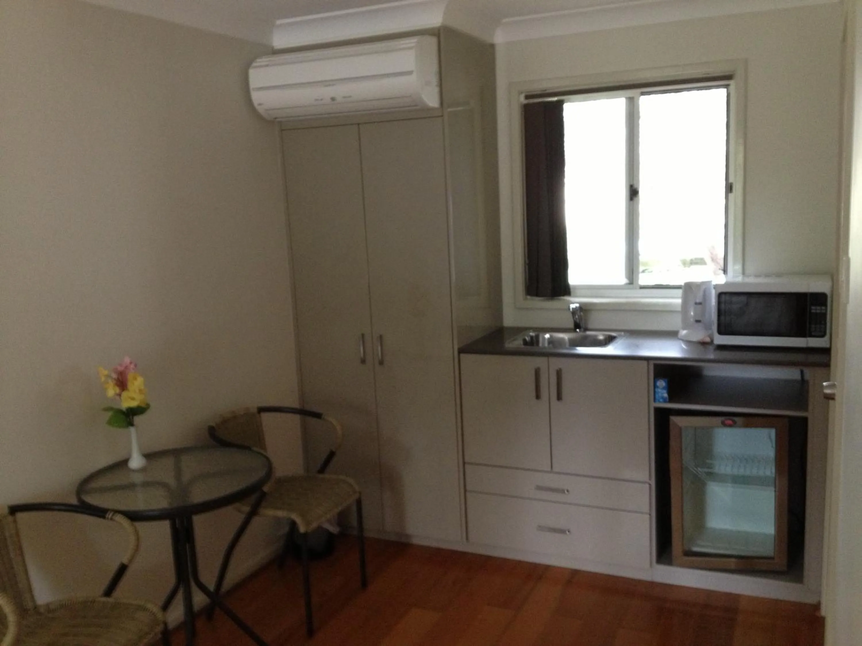 Bed in Palms Oasis Motel