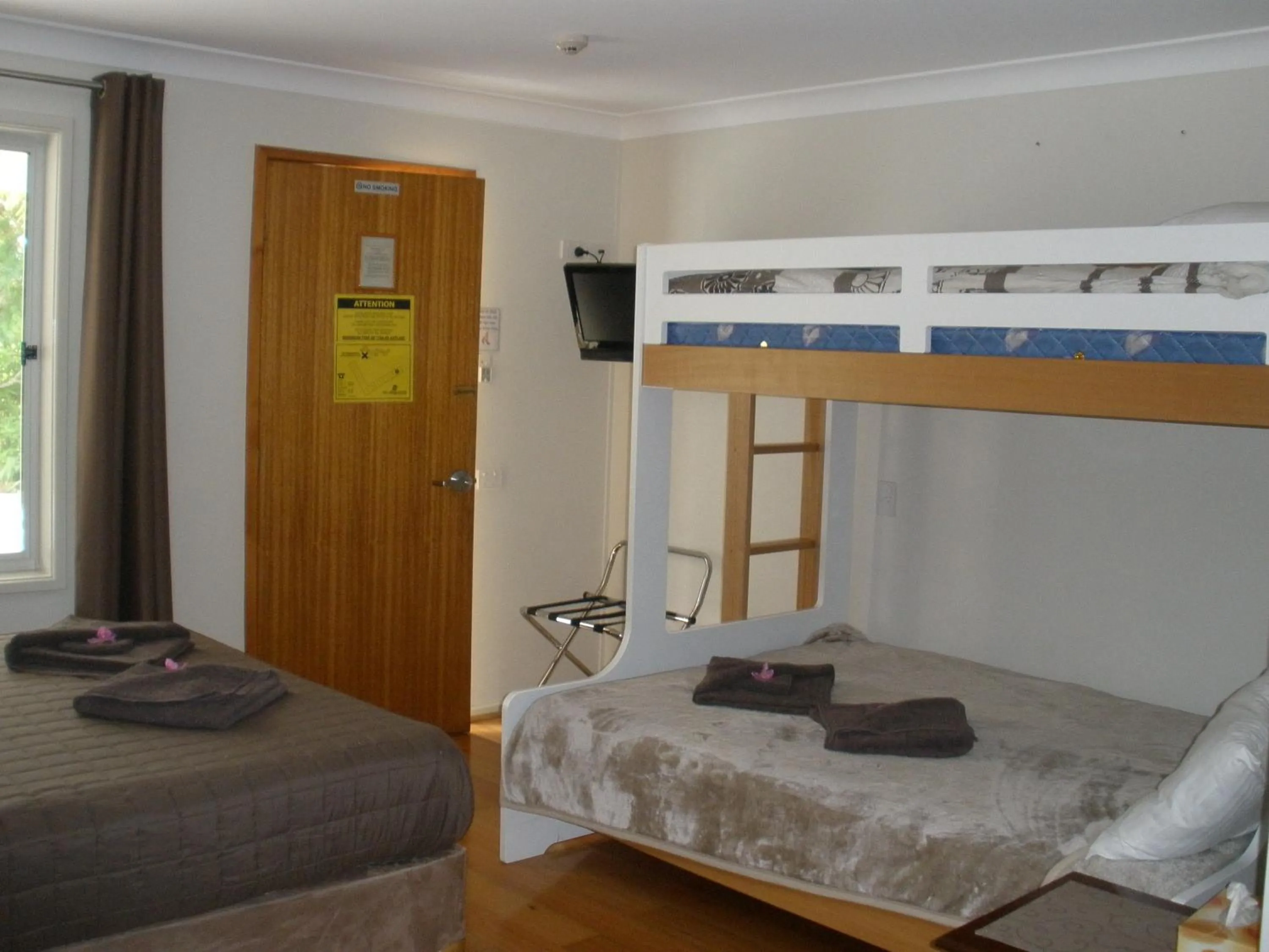 Bed in Palms Oasis Motel