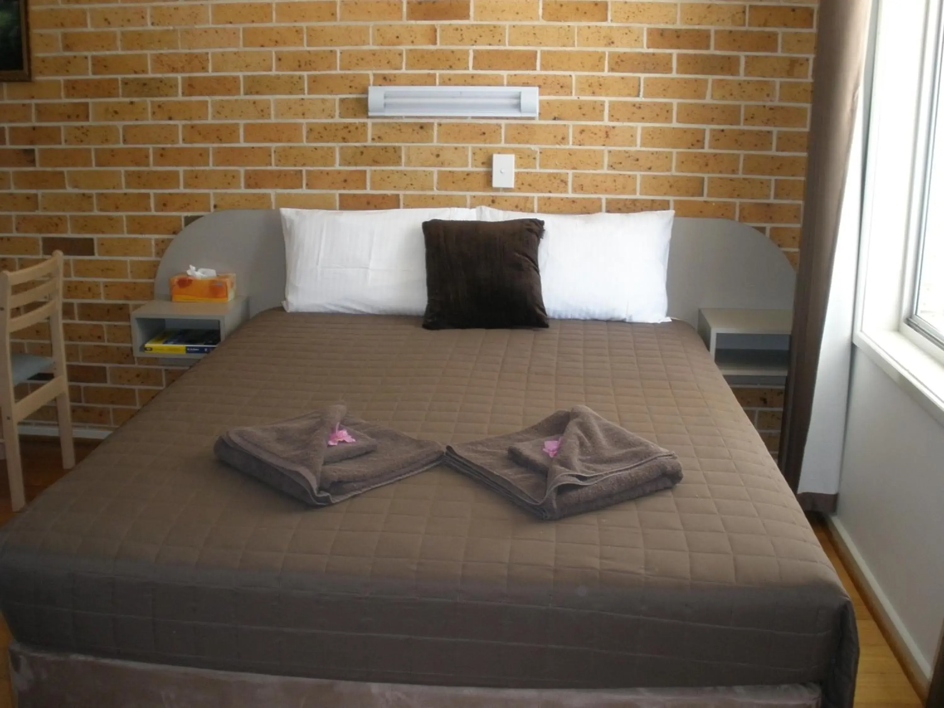 Bed in Palms Oasis Motel Bed in Palms Oasis Motel