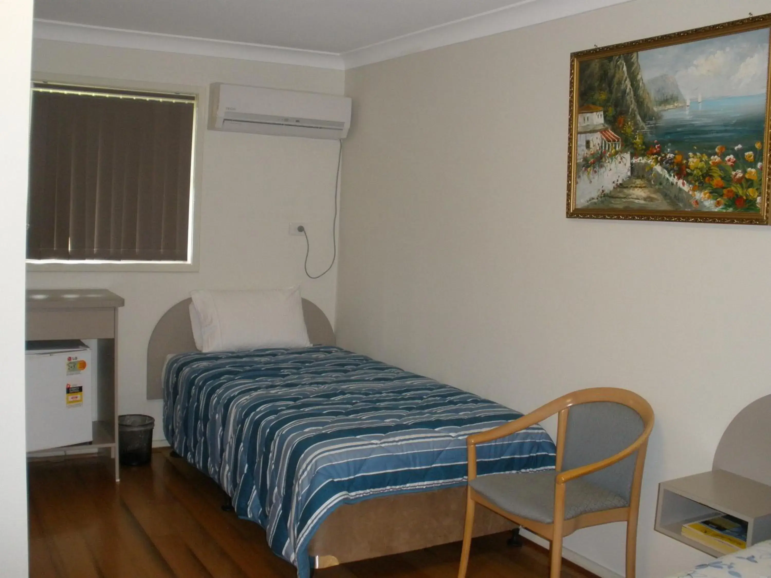 Large Family Room in Palms Oasis Motel Large Family Room in Palms Oasis Motel