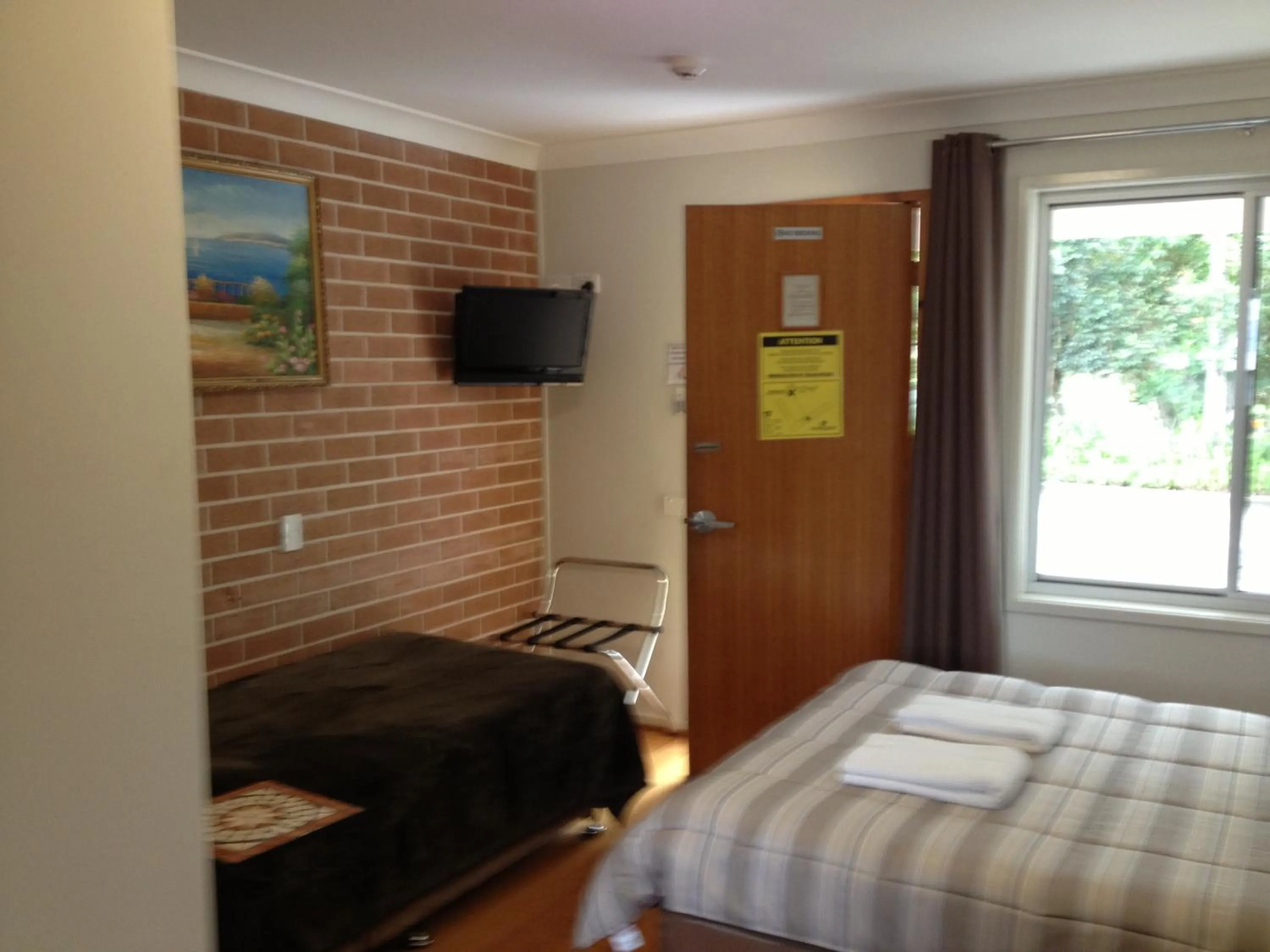 Bed in Palms Oasis Motel