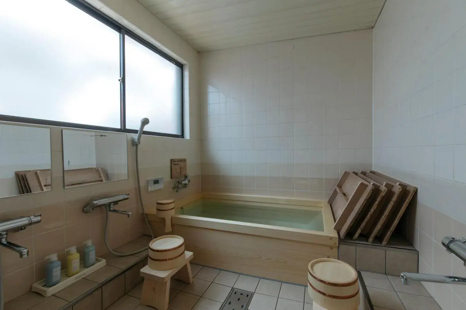 Bathroom in Toshiharu Ryokan Bathroom in Toshiharu Ryokan
