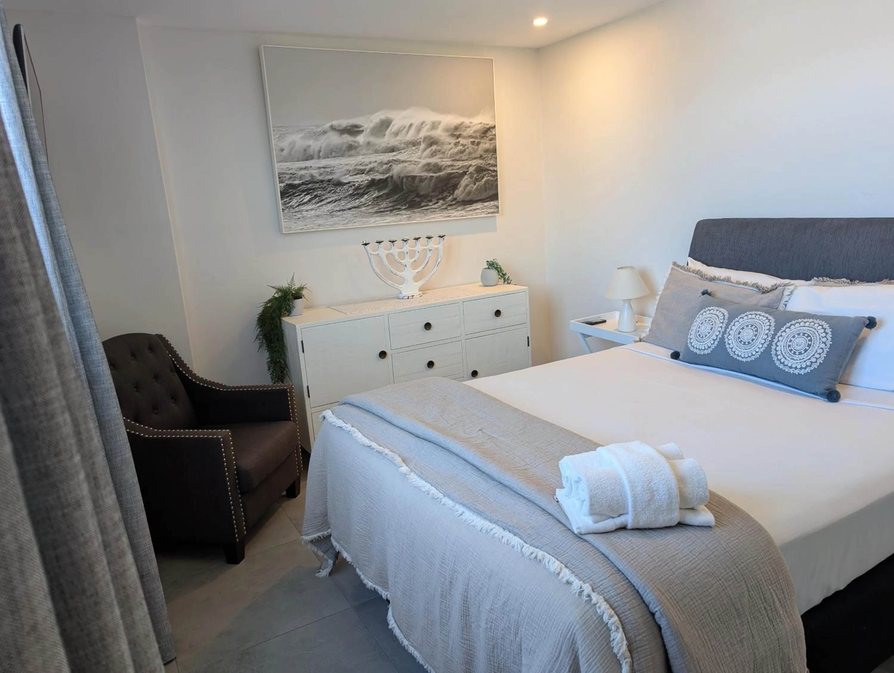 Bed in Tradewinds Apartments