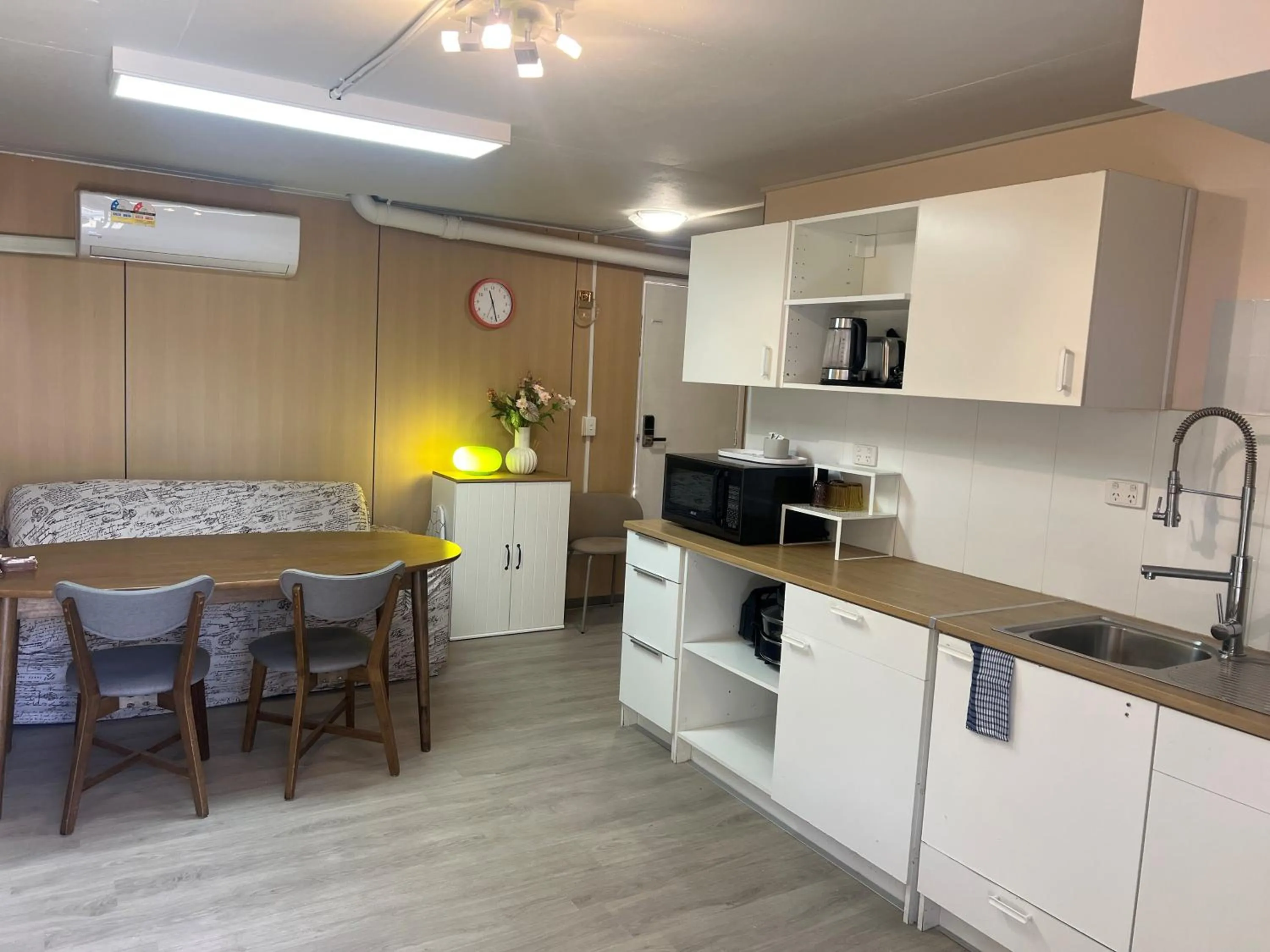 Kitchen or kitchenette in Airway Motel