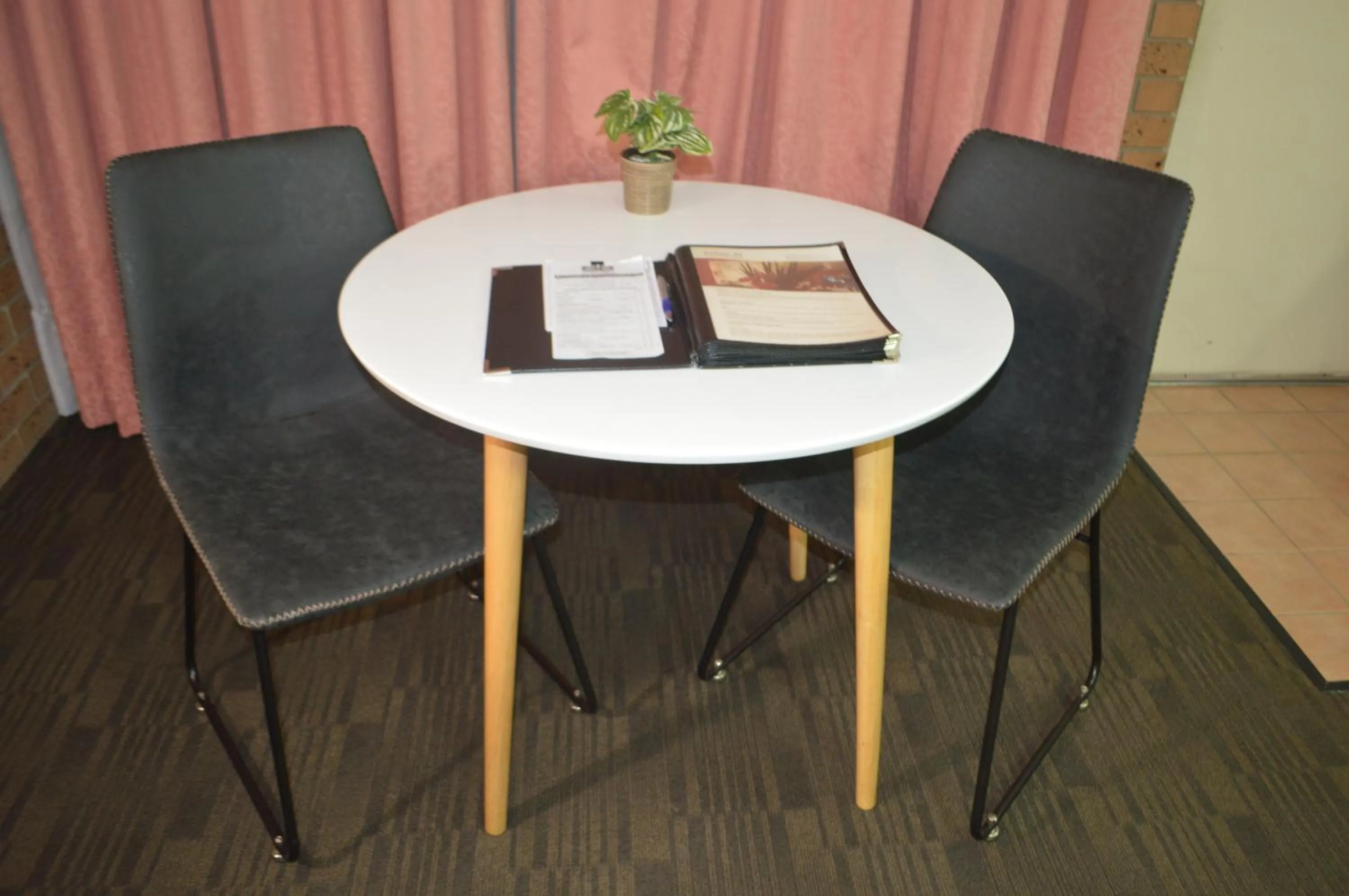 Bedroom in James Street Motor Inn