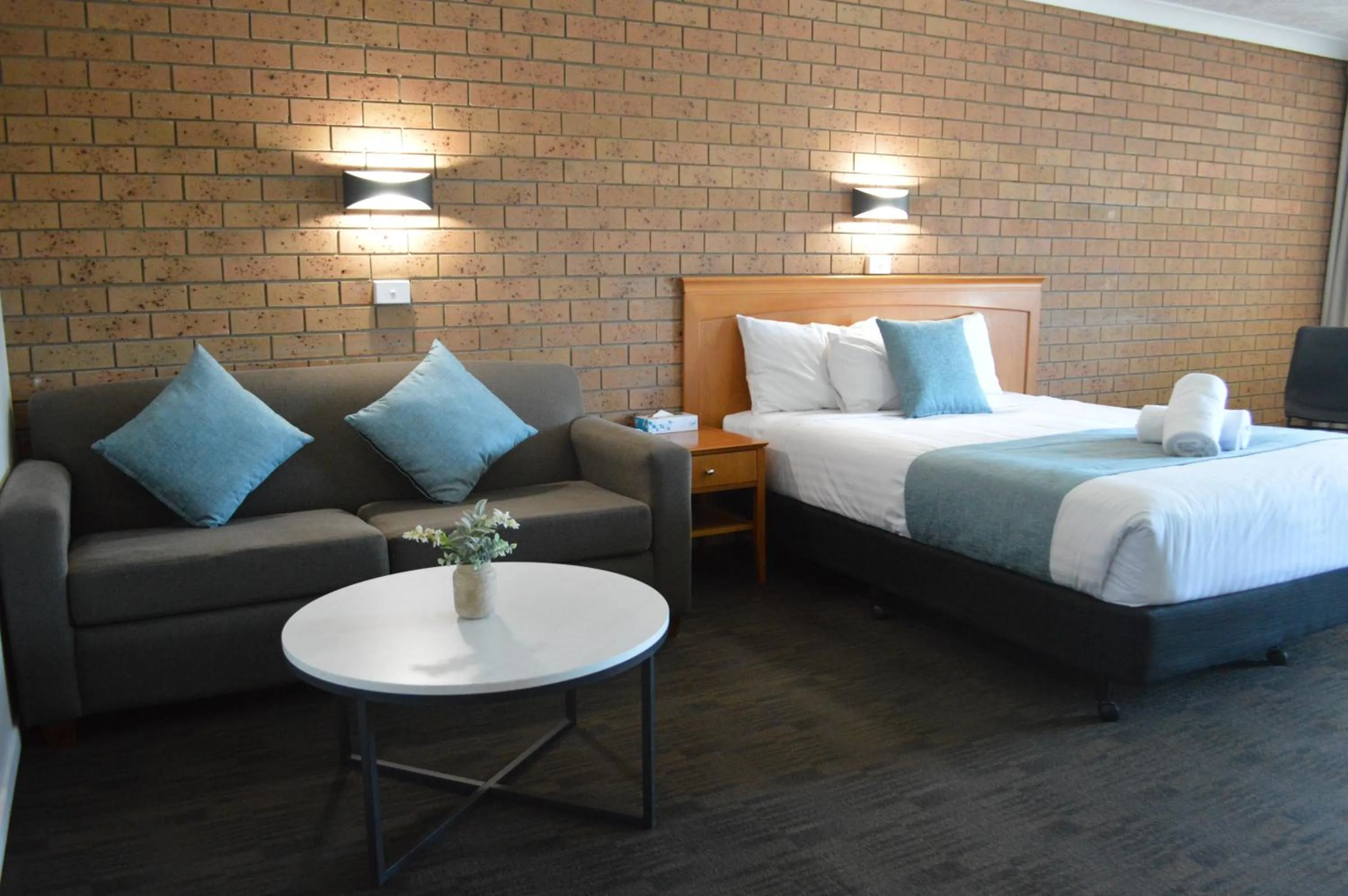 Bedroom, Bed in James Street Motor Inn