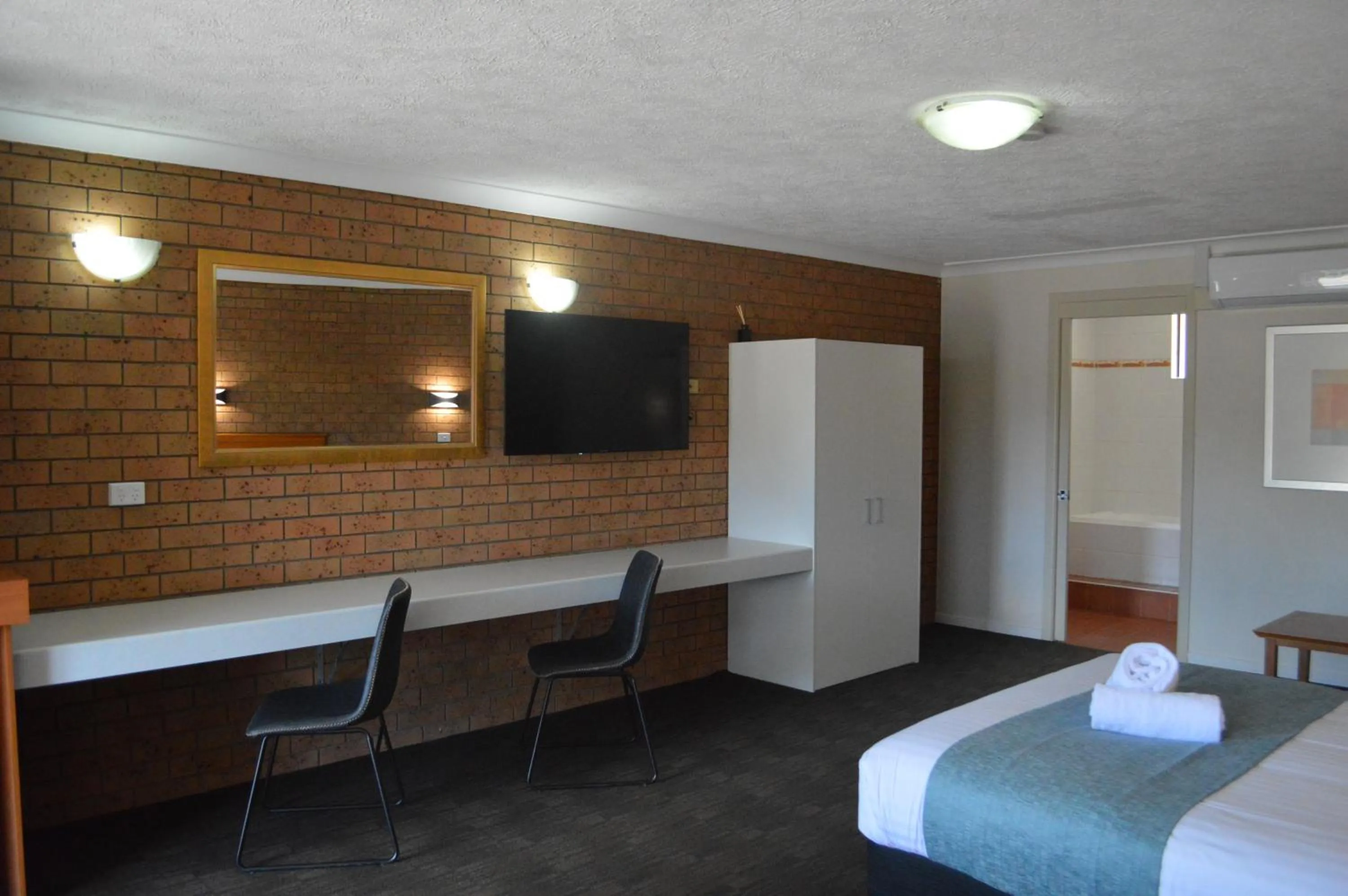 Bedroom, Bed in James Street Motor Inn