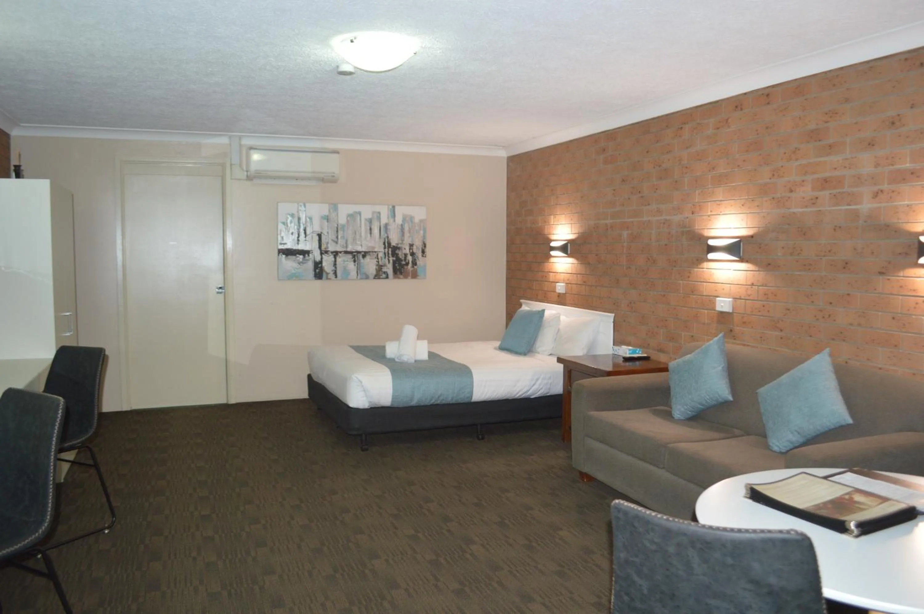 Bedroom, Bed in James Street Motor Inn