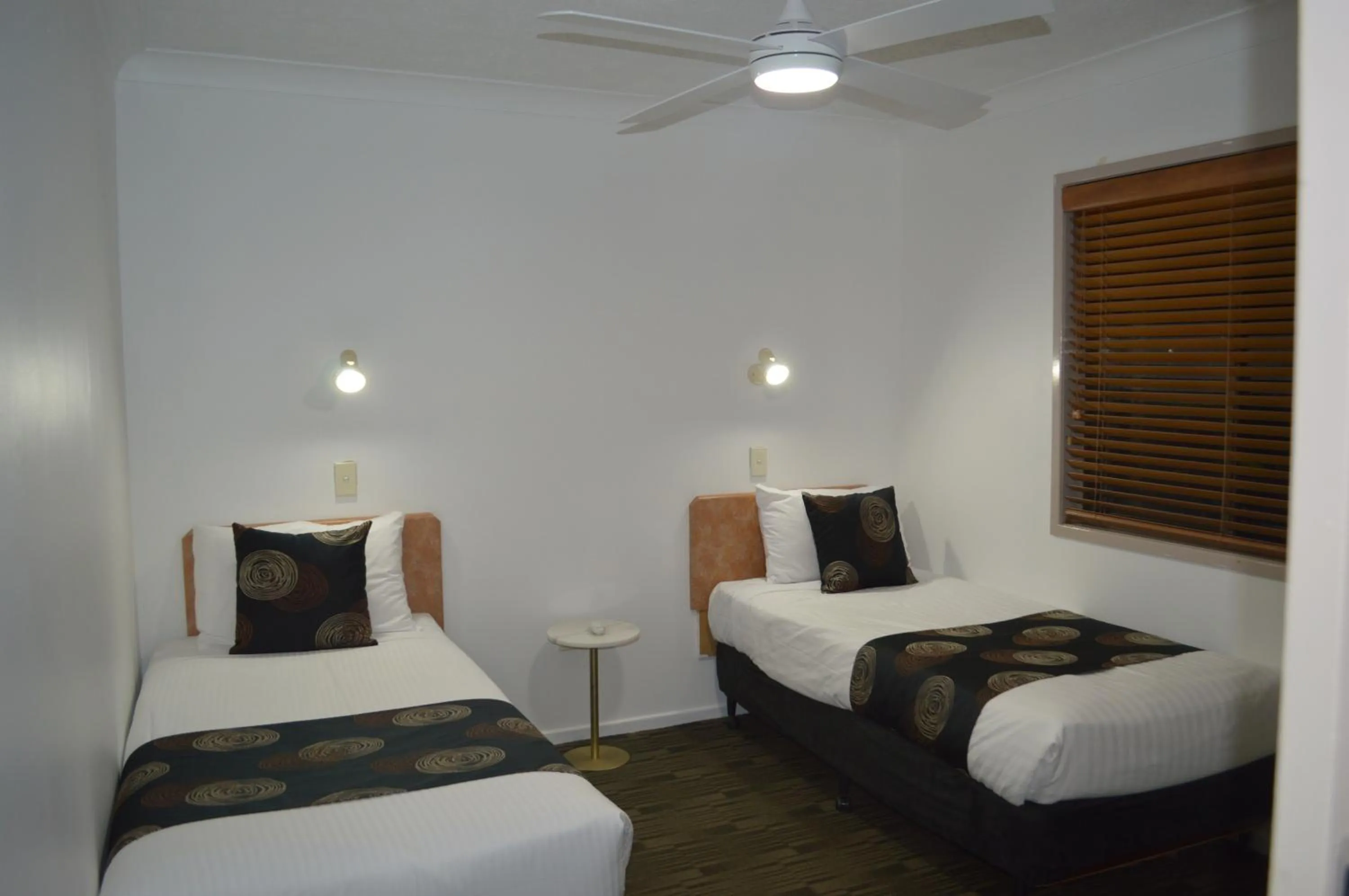 Bedroom, Bed in James Street Motor Inn