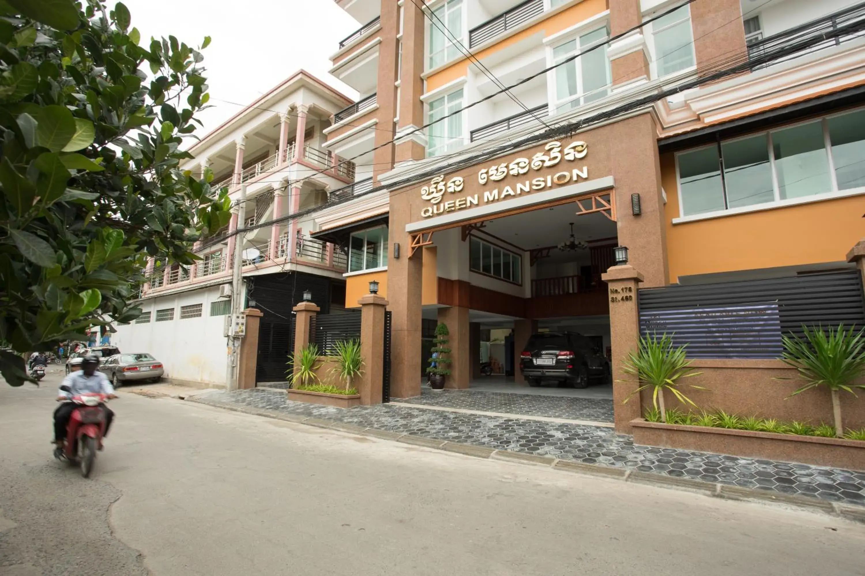 Property building in Queen Mansion Property building in Queen Mansion