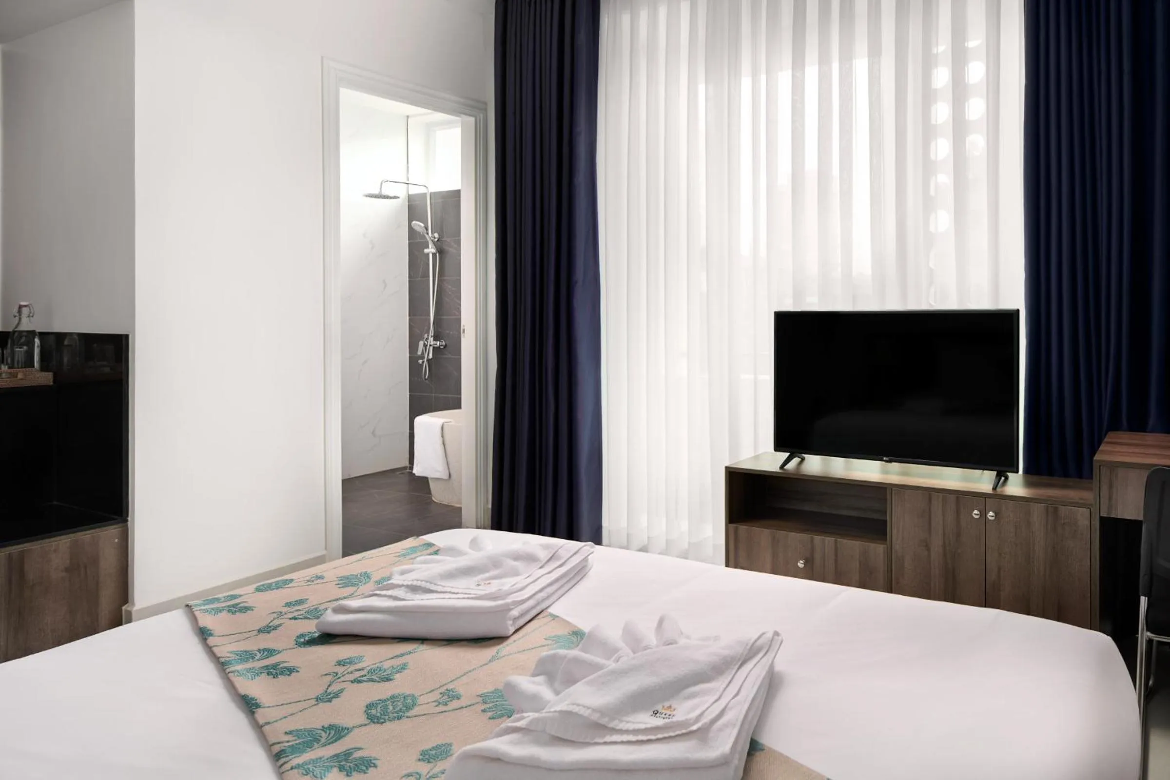 Photo of the whole room, Bed in Queen Mansion