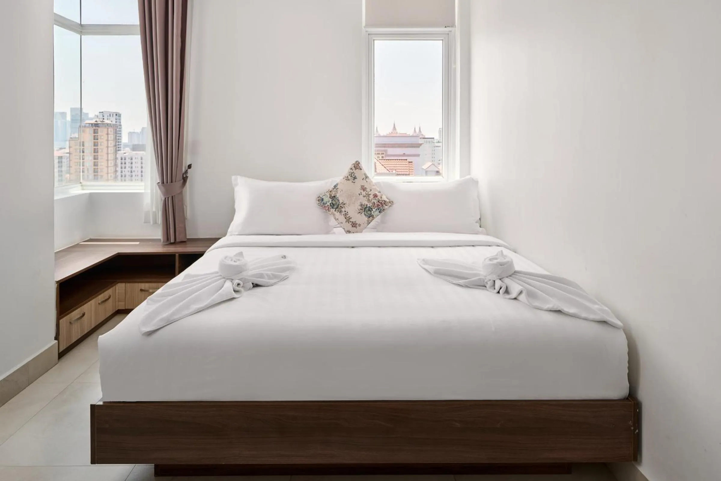 Bedroom, Bed in Queen Mansion