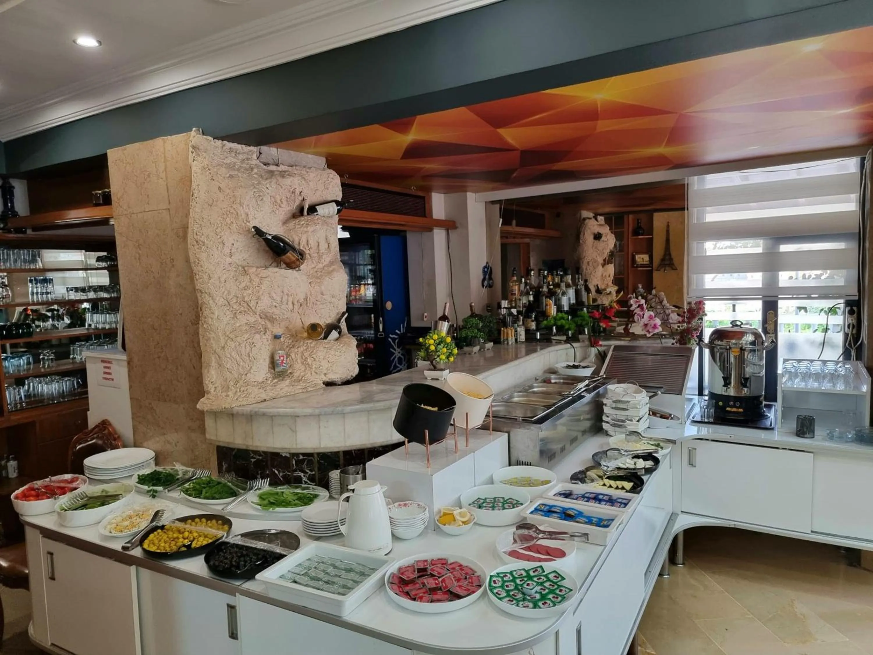 Restaurant/places to eat in Europa Hotel Selale