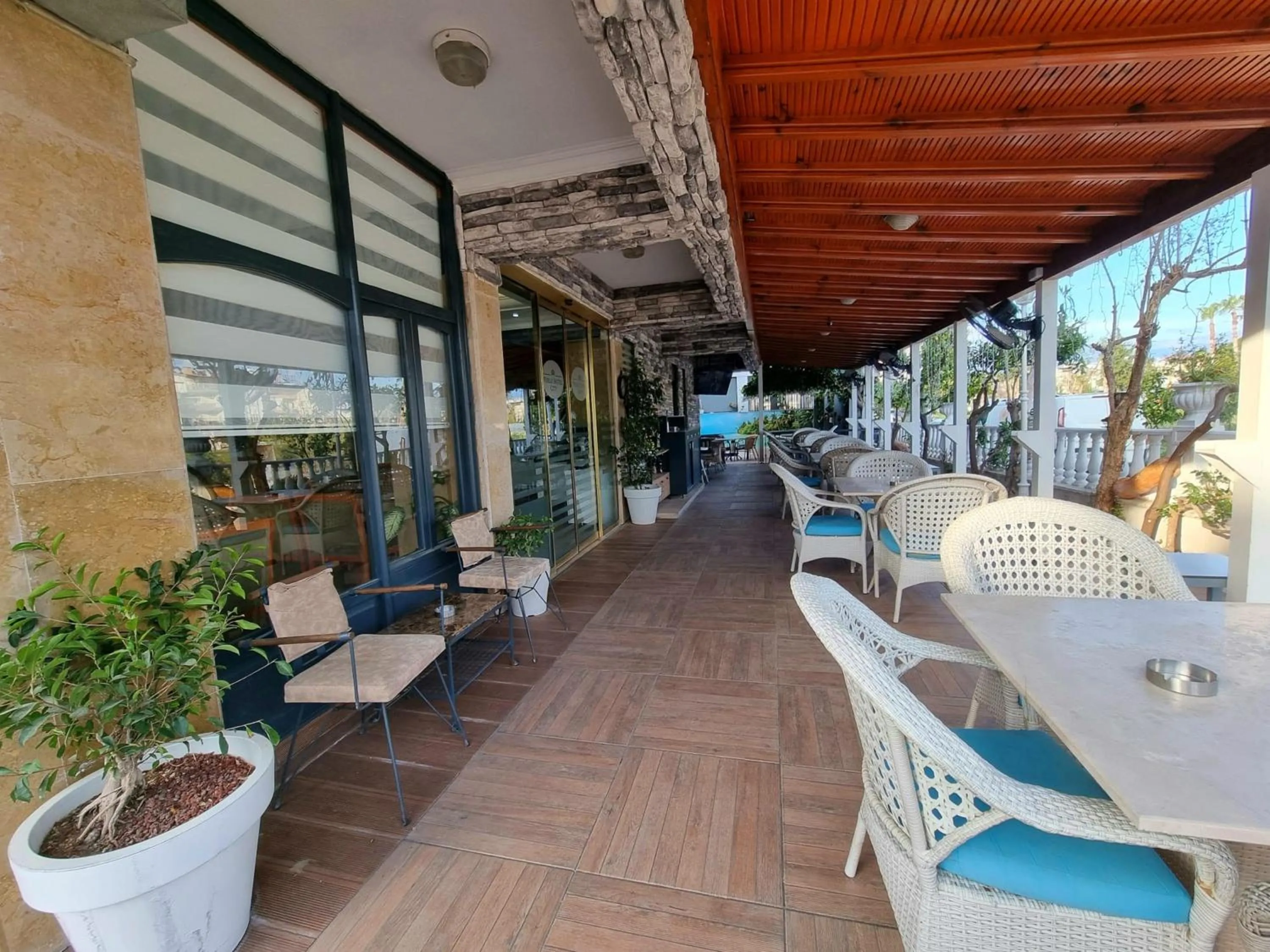 Restaurant/places to eat in Europa Hotel Selale