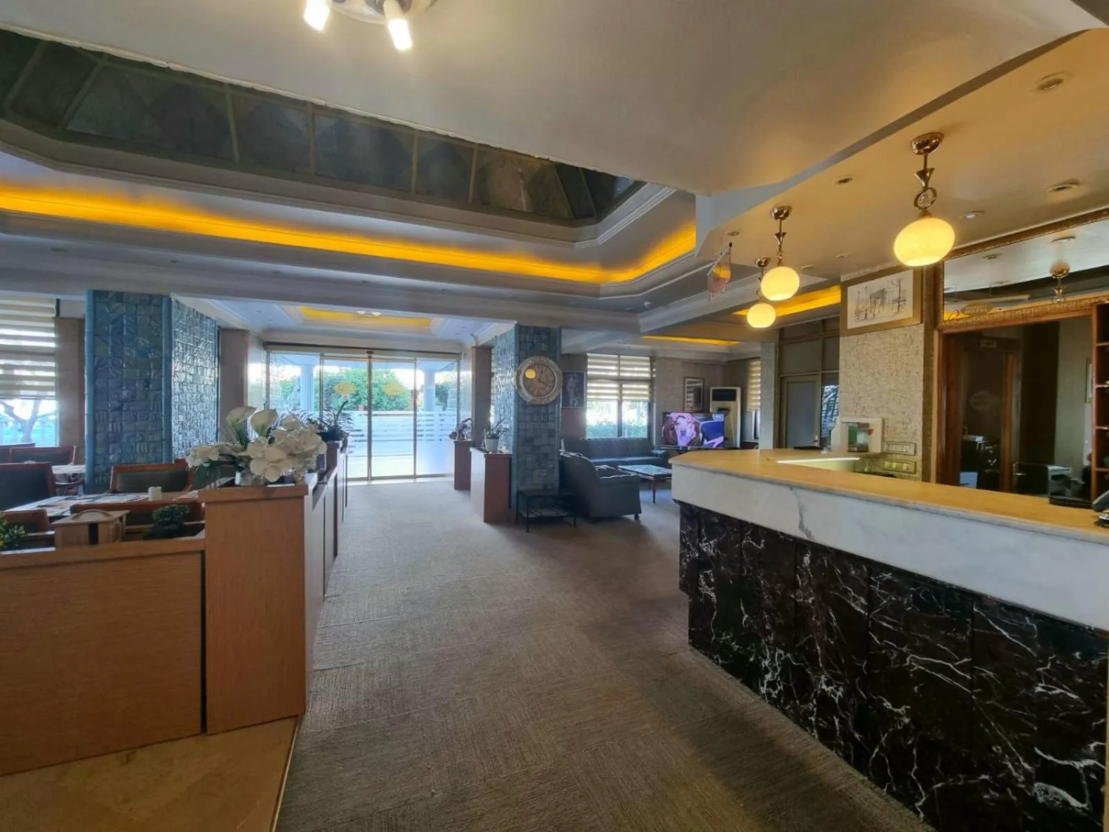 Restaurant/places to eat in Europa Hotel Selale