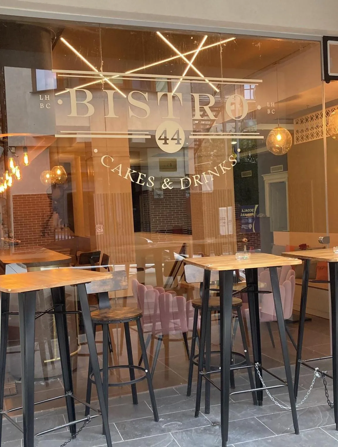 Restaurant/places to eat in Hotel Liad City Center