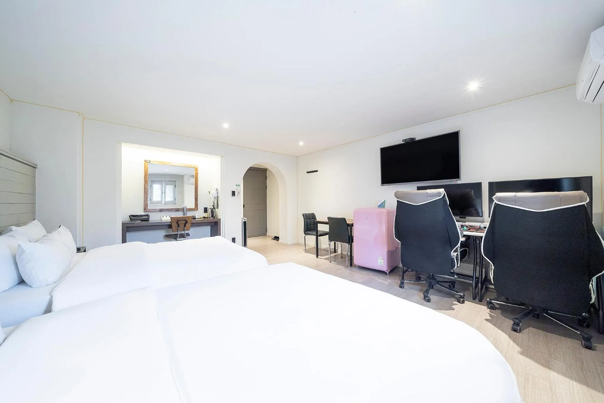 Bed in HOTEL YaJa WestGate