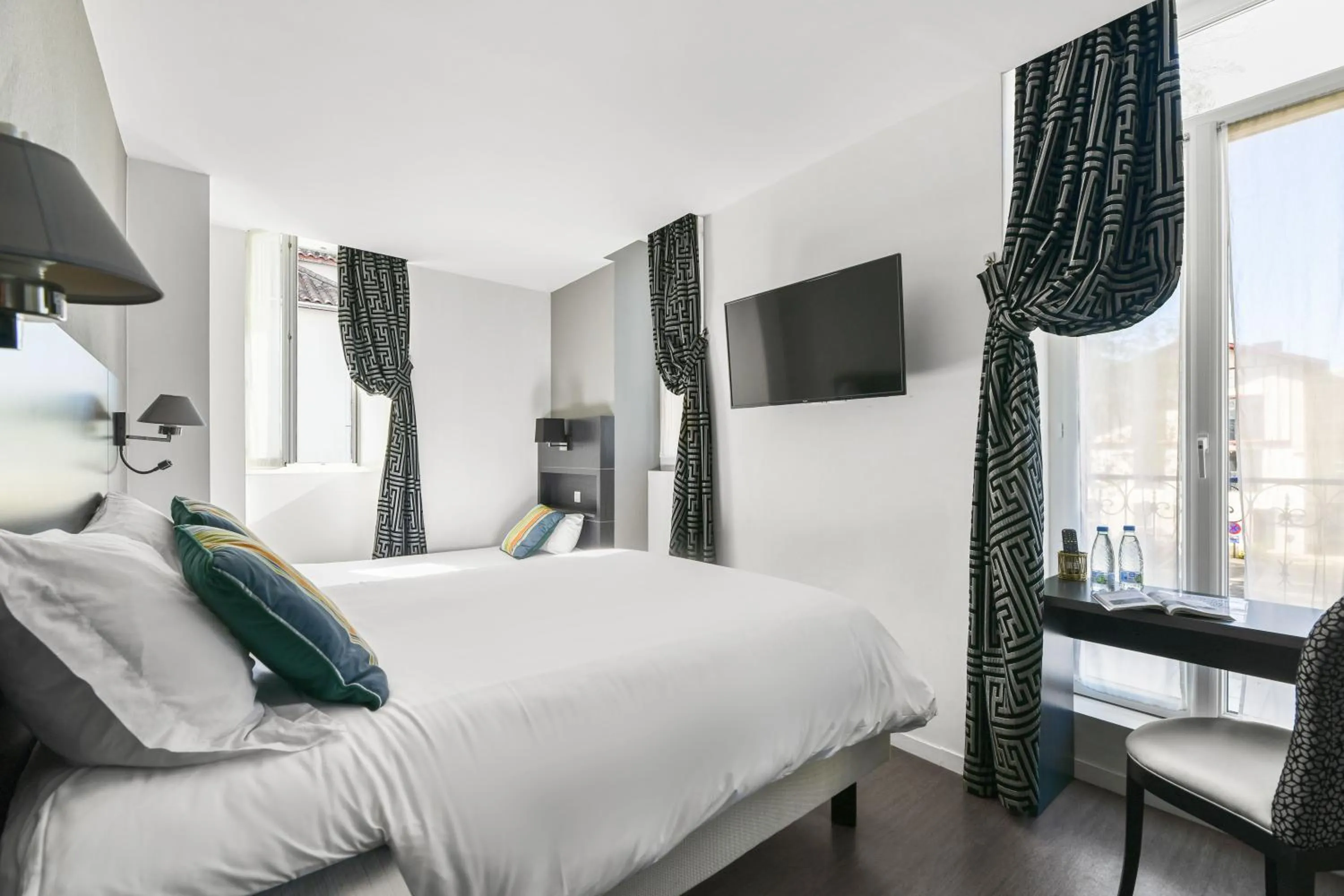 Bed in Logis Hôtel & Restaurant La Villa Bleue