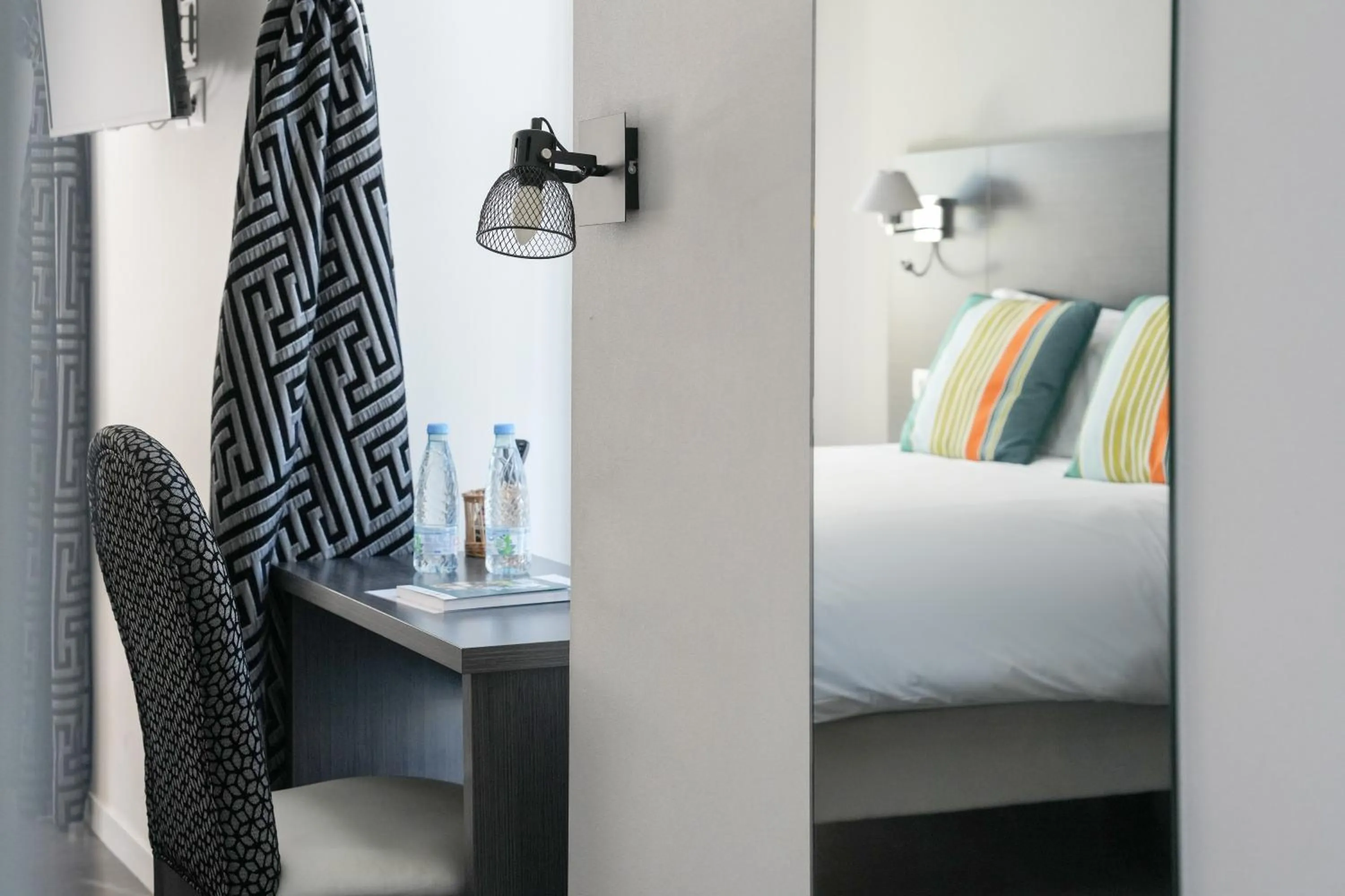 Bed in Logis Hôtel & Restaurant La Villa Bleue