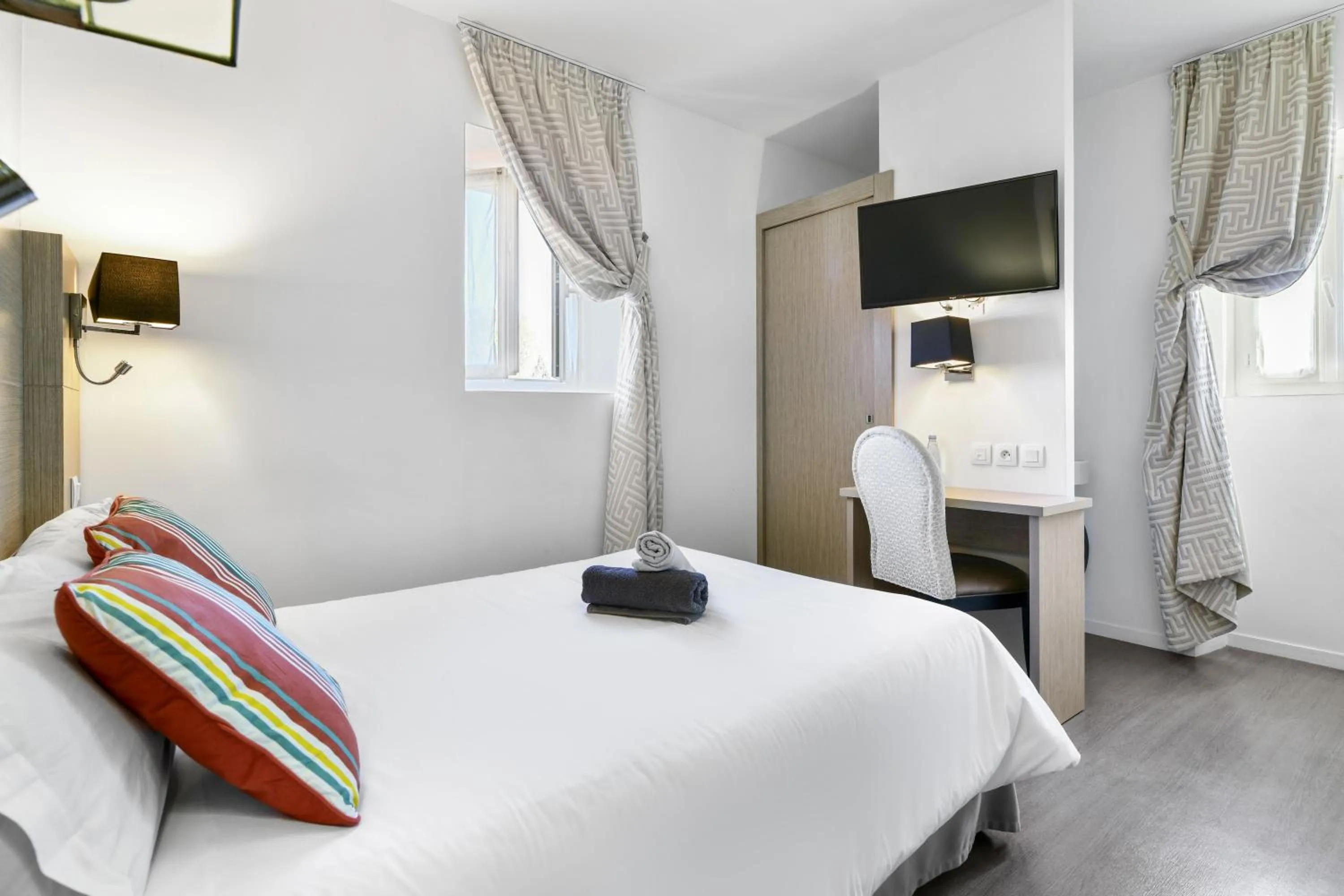 Bed in Logis Hôtel & Restaurant La Villa Bleue