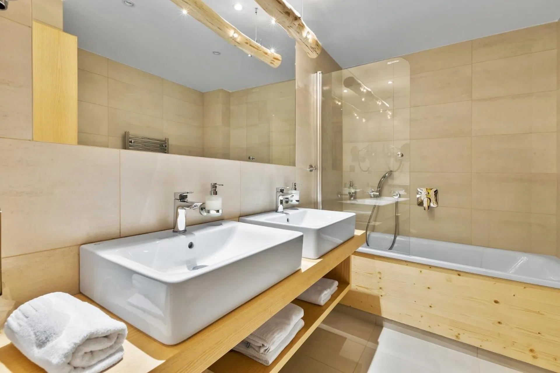 Public Bath in Hotel Partizán