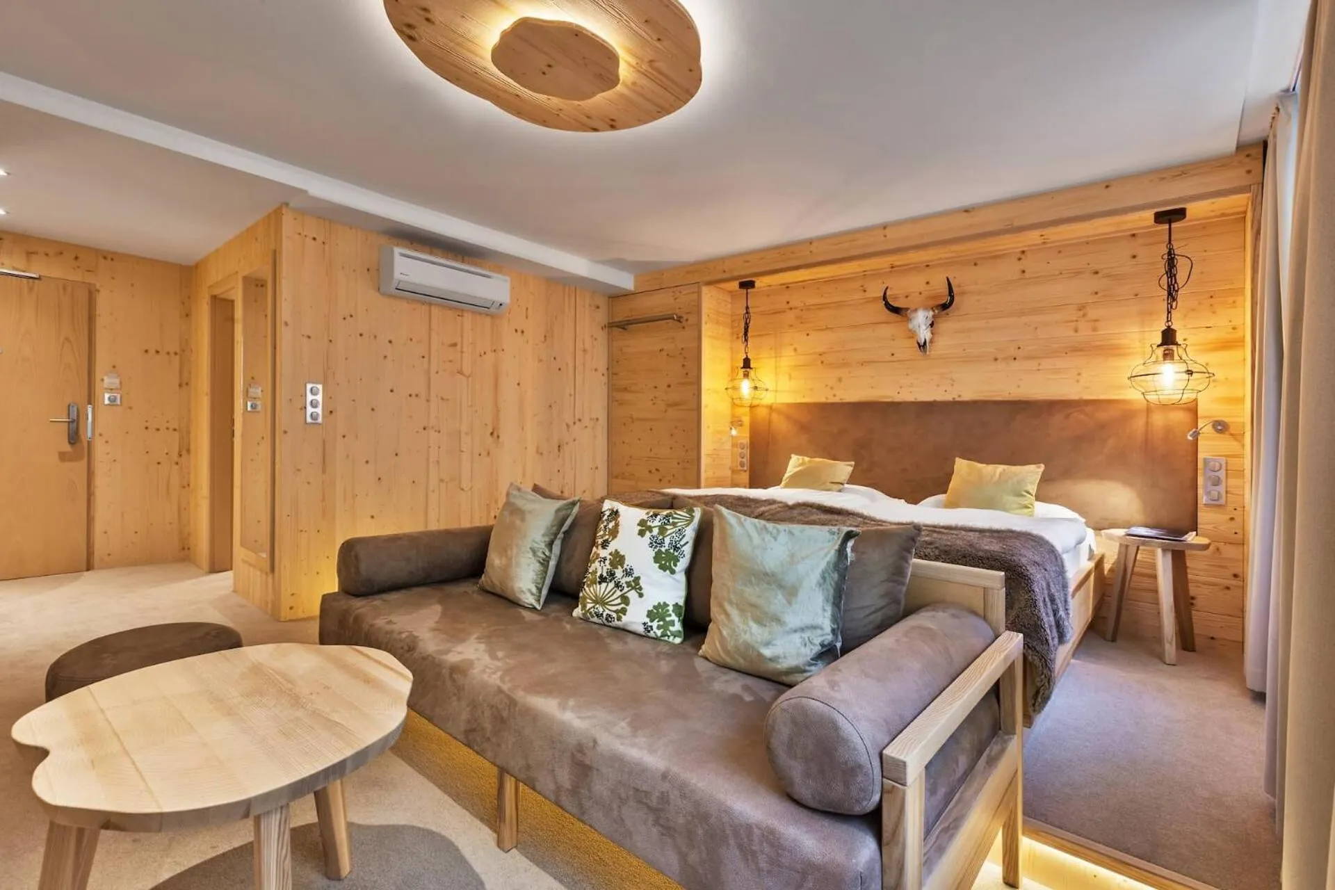 Decorative detail, Bed in Hotel Partizán