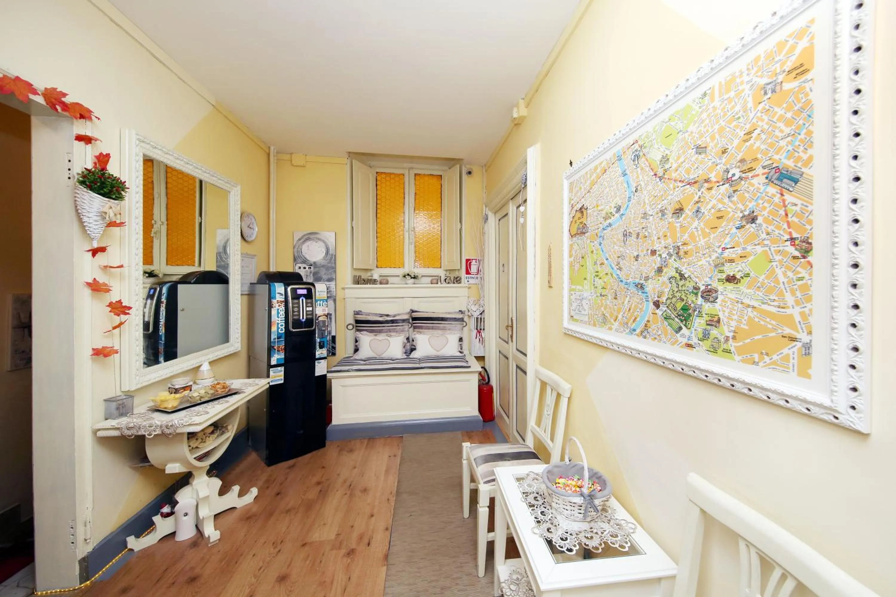 Communal lounge/ TV room, Bed in Tibullo Guesthouse