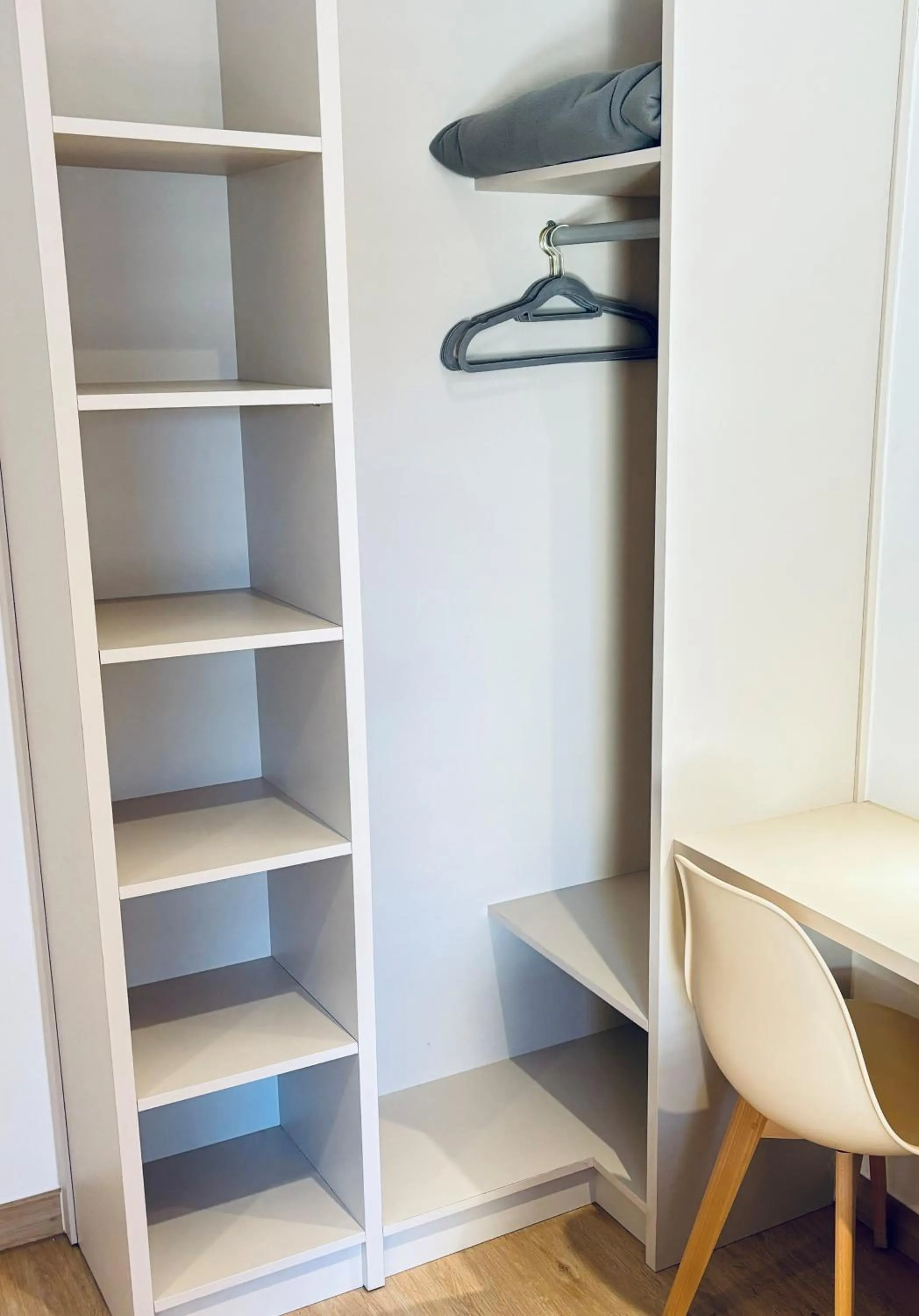 wardrobe in Hostal Sans