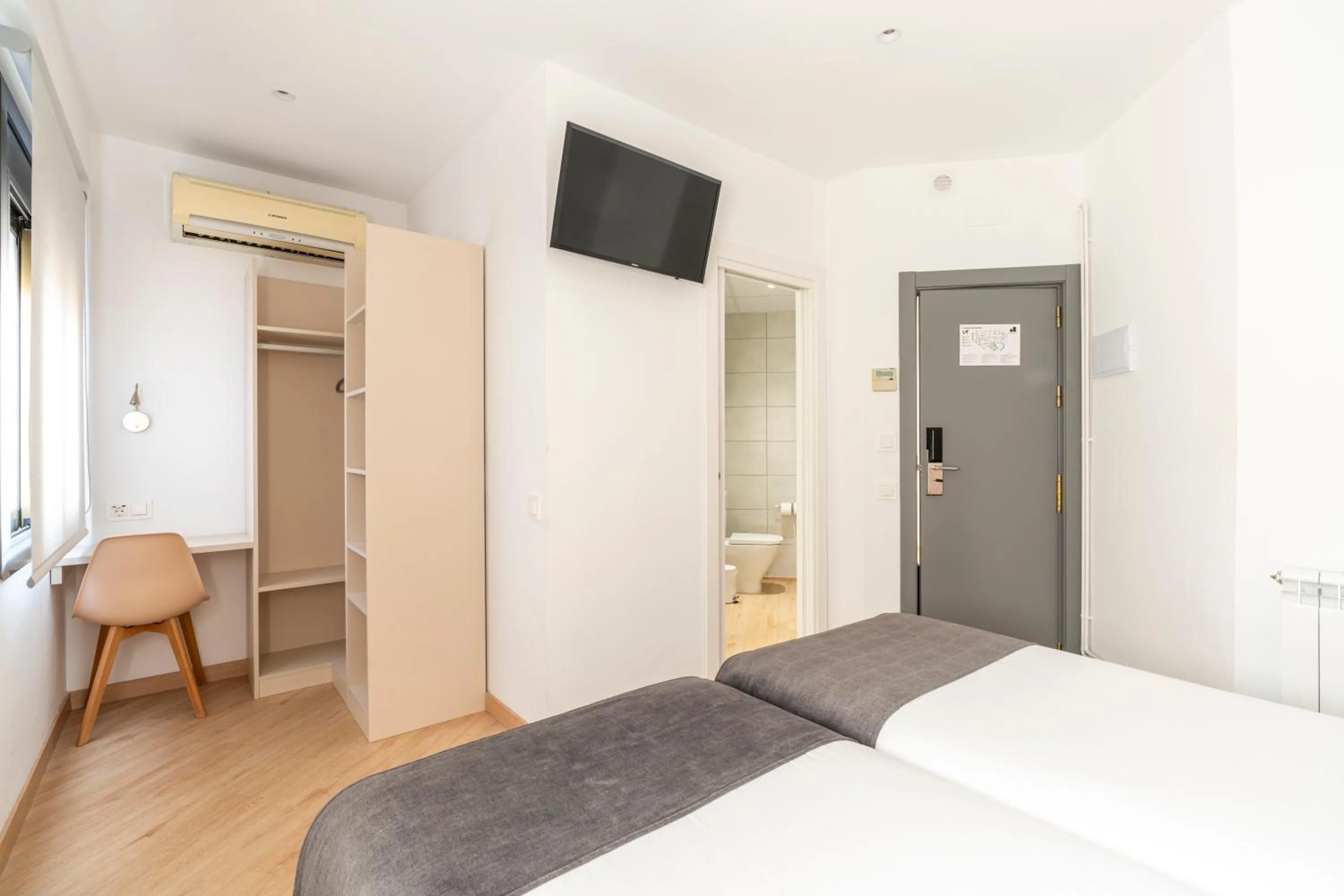 wardrobe, Bed in Hostal Sans