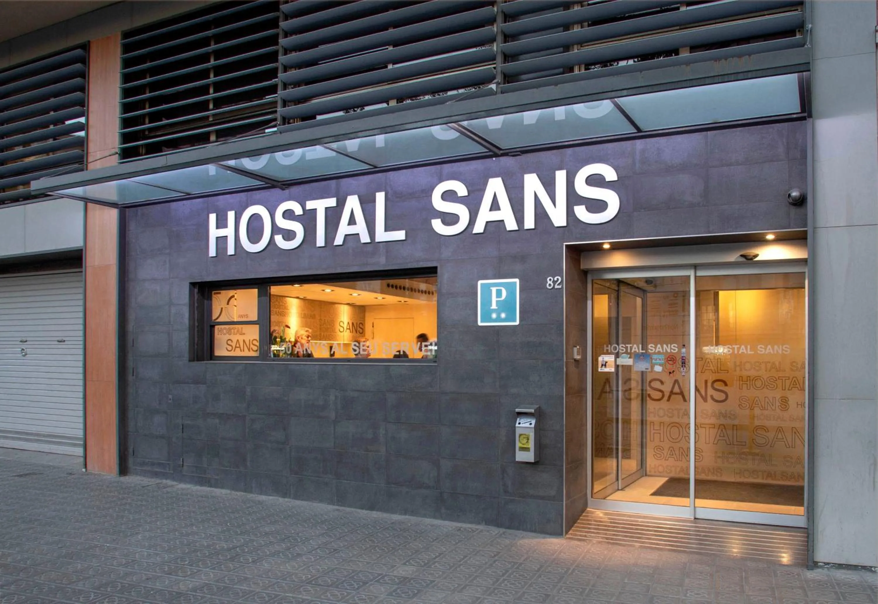 Facade/entrance in Hostal Sans