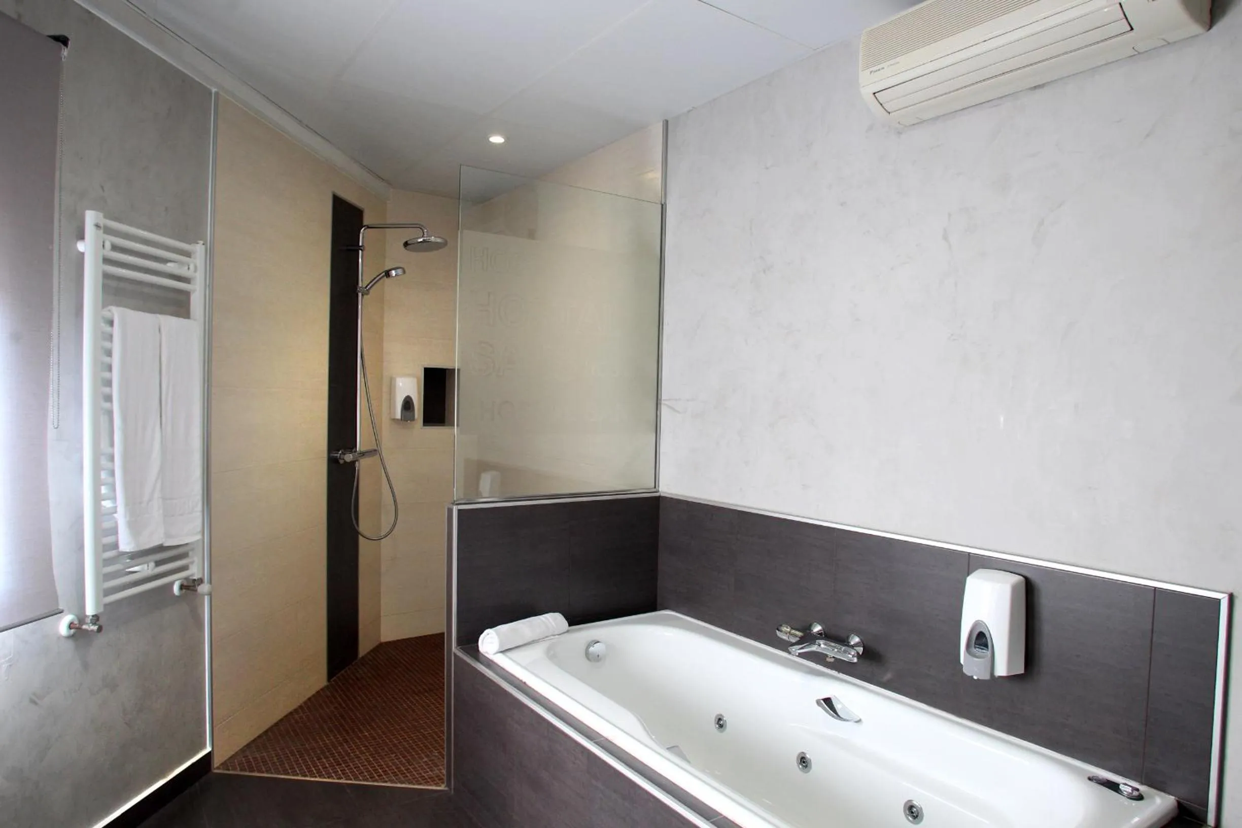 Hot Tub in Hostal Sans