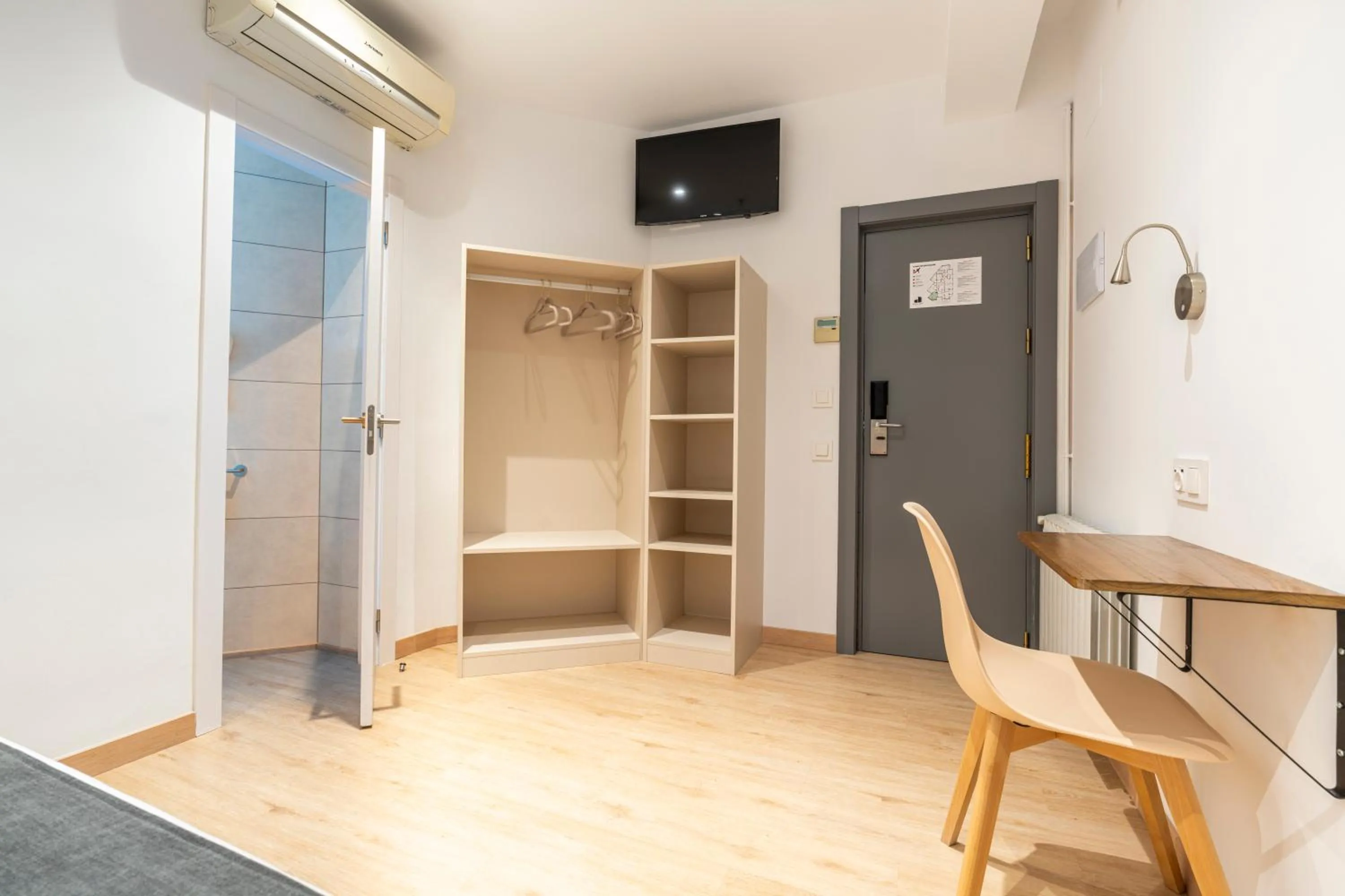 Photo of the whole room in Hostal Sans