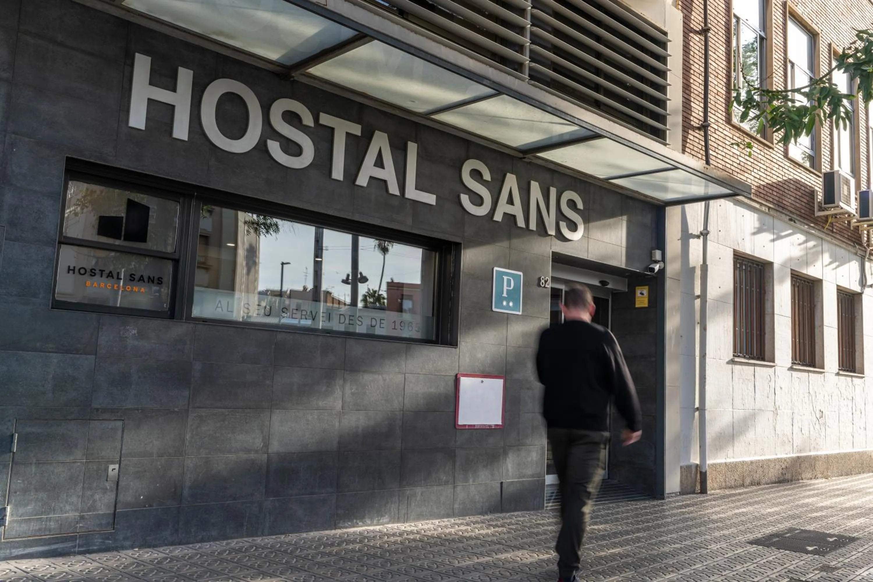 Facade/entrance in Hostal Sans