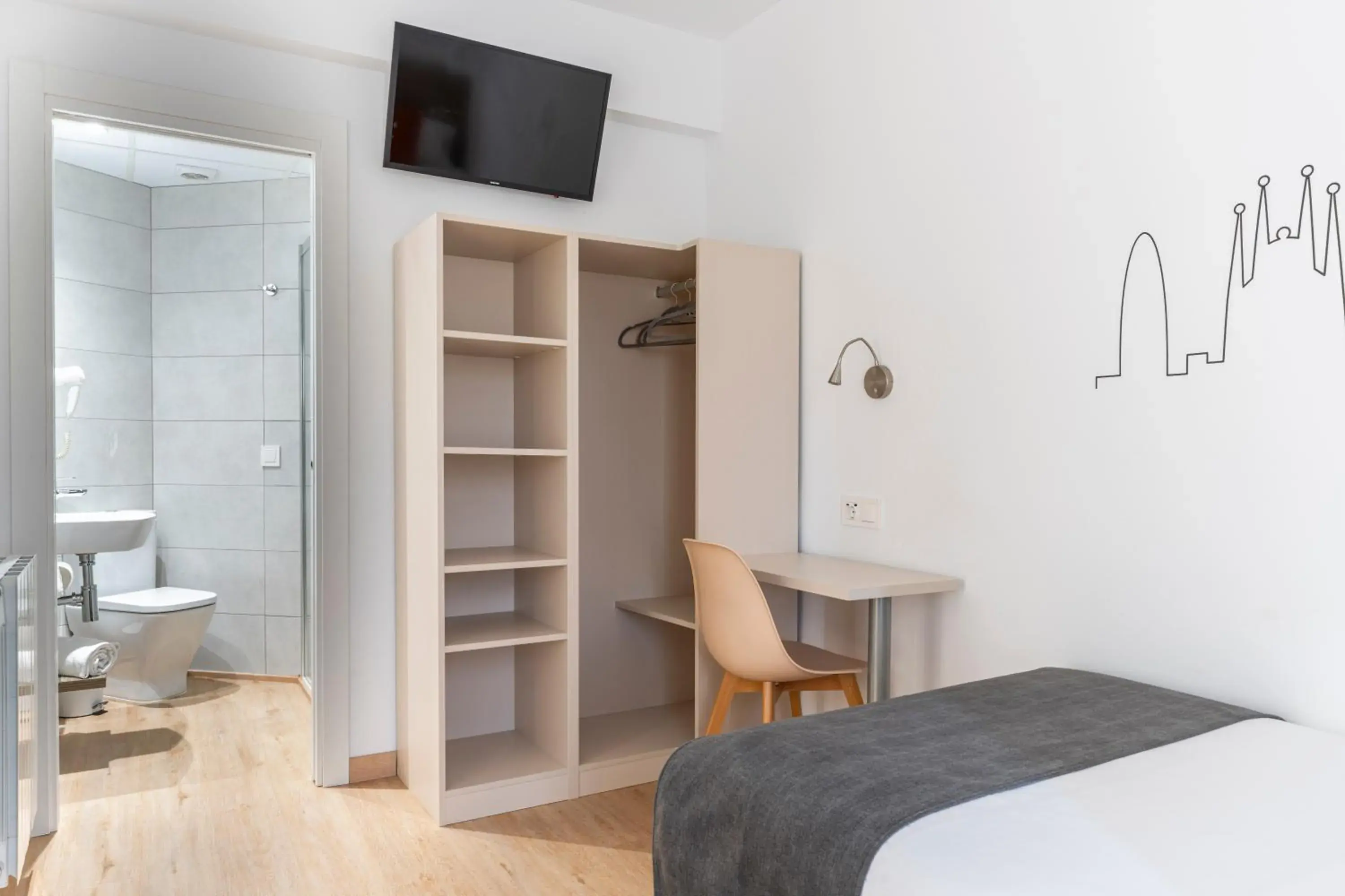 wardrobe, Bed in Hostal Sans wardrobe, Bed in Hostal Sans