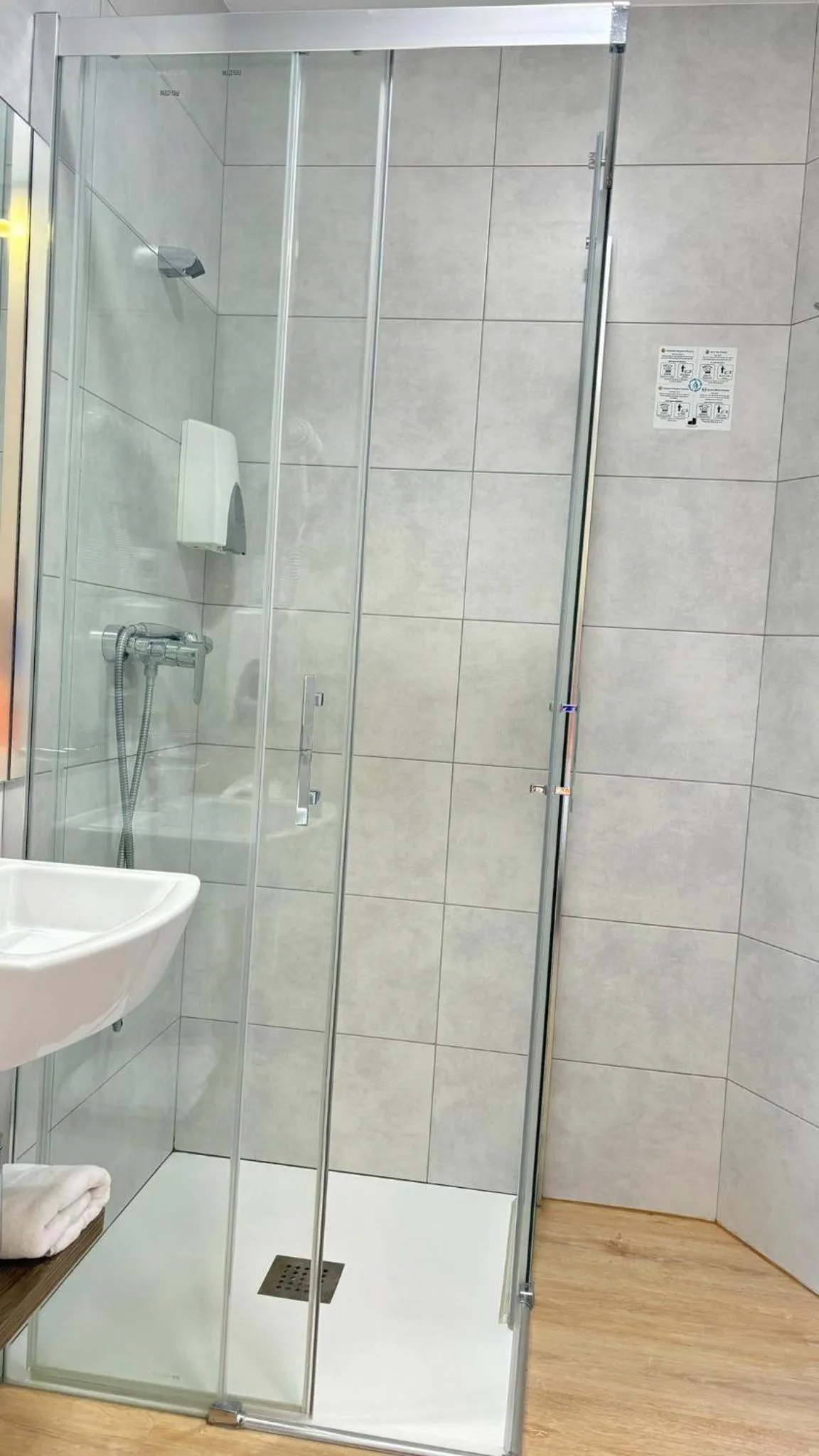 Shower in Hostal Sans