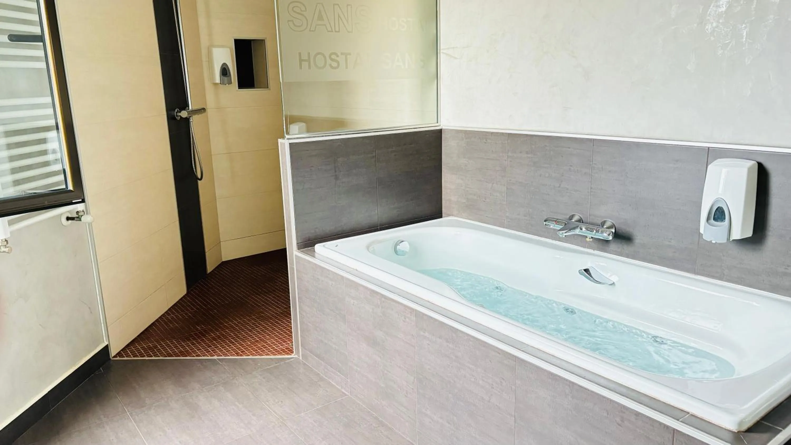 Hot Tub in Hostal Sans