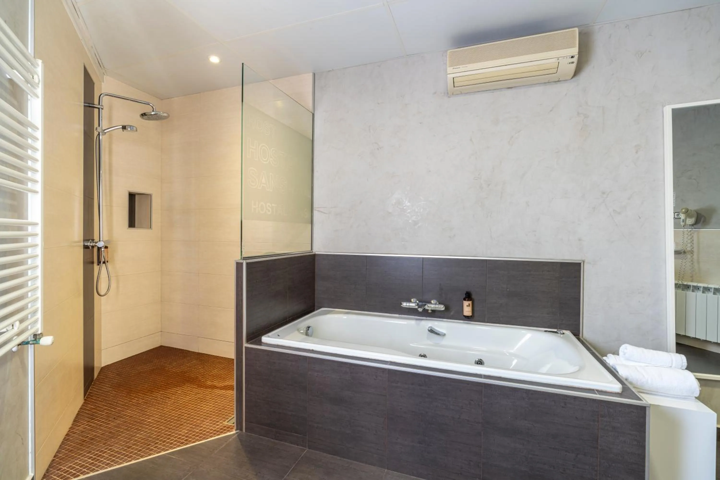 Hot Tub in Hostal Sans