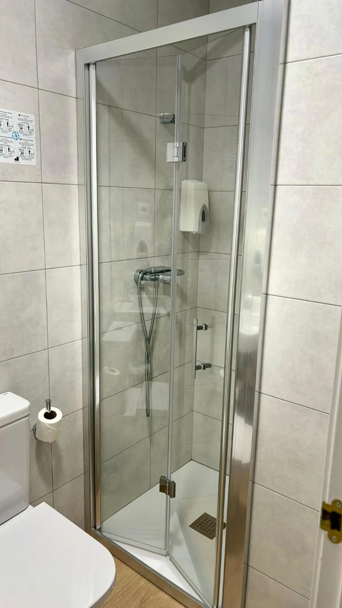 Shower in Hostal Sans