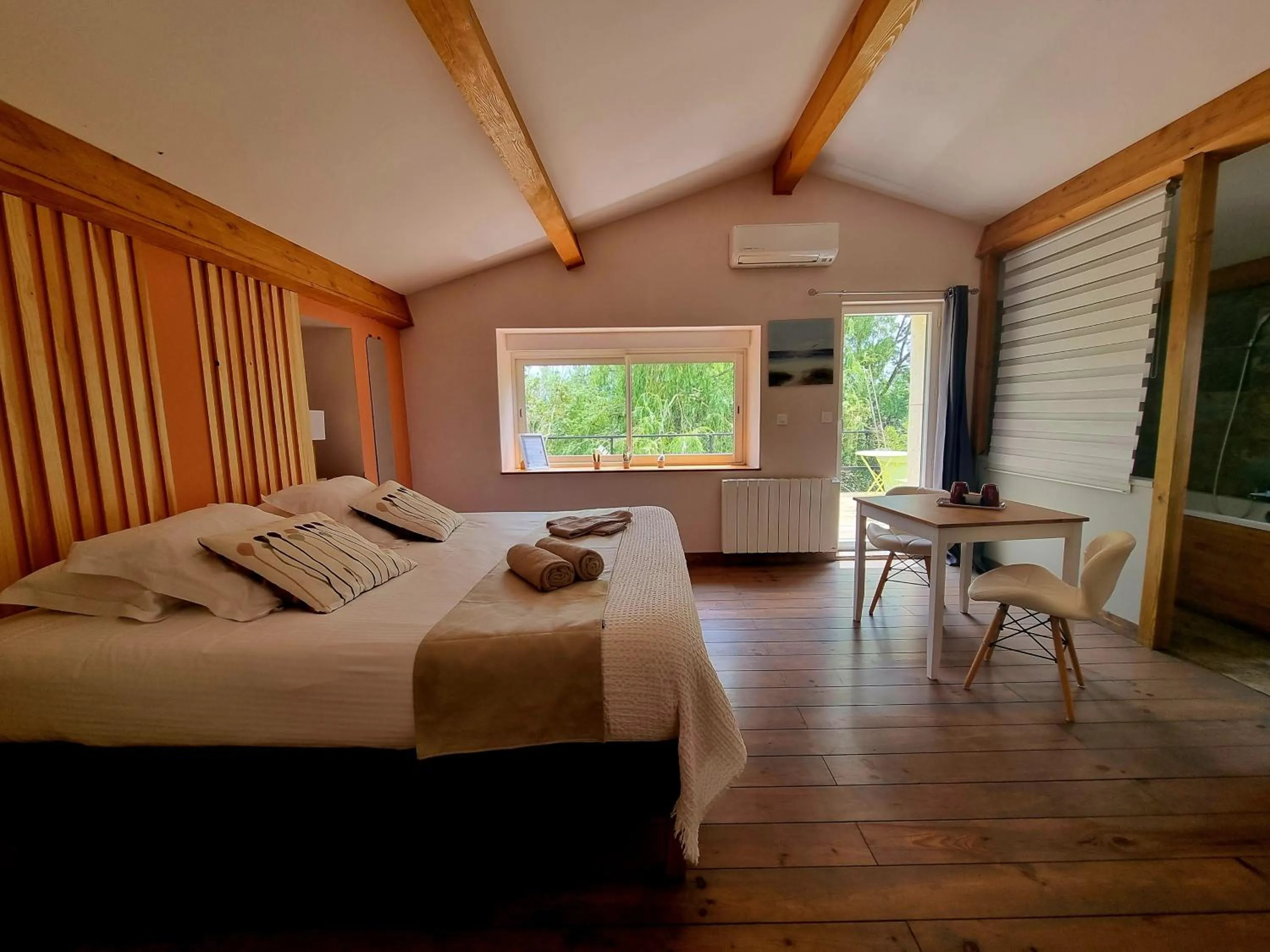 Photo of the whole room, Bed in Villa Alyzea