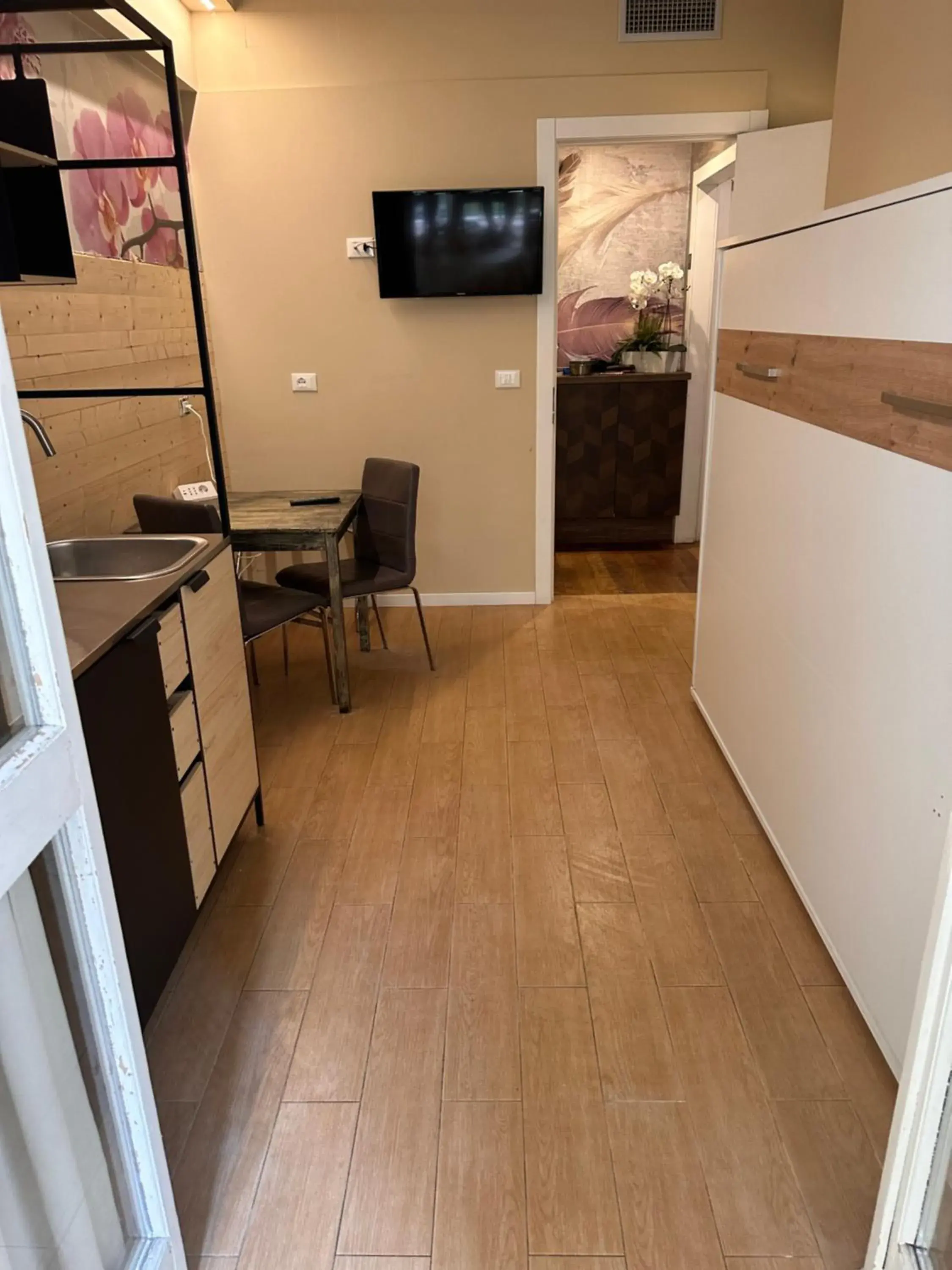 Single Room with Bathroom in Rigoletto Rental Rooms Single Room with Bathroom in Rigoletto Rental Rooms