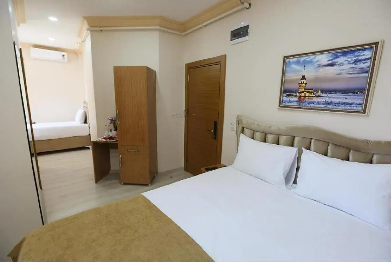 Bed in Maxwell Hotel Bed in Maxwell Hotel