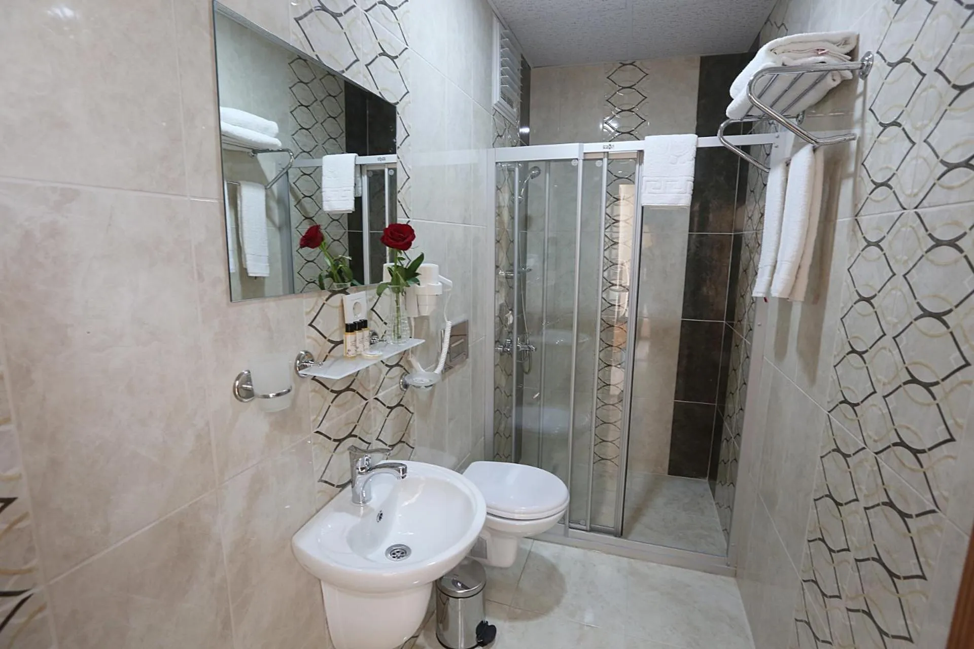 Shower in Maxwell Hotel