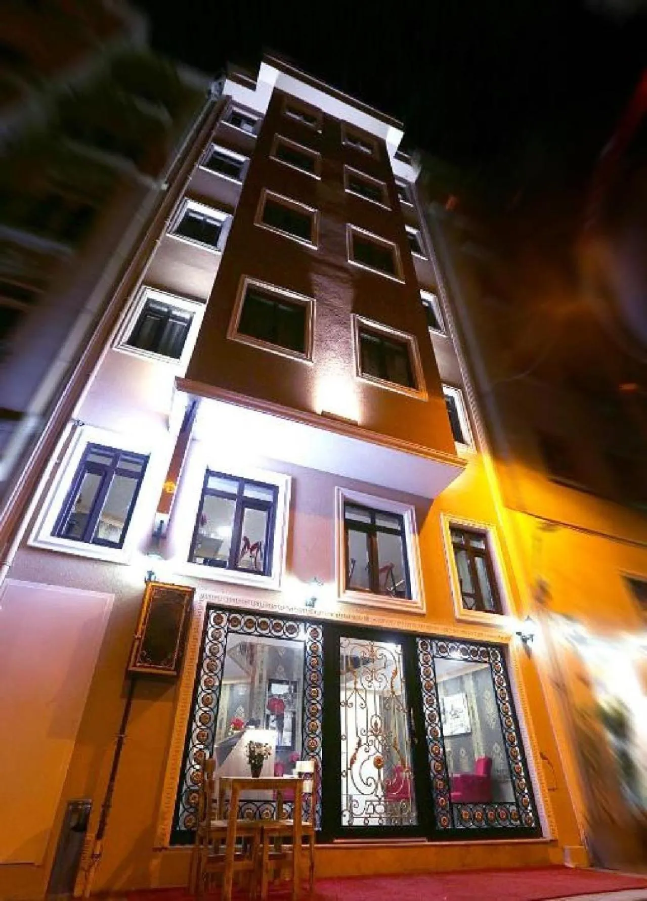 Quiet street view in Maxwell Hotel